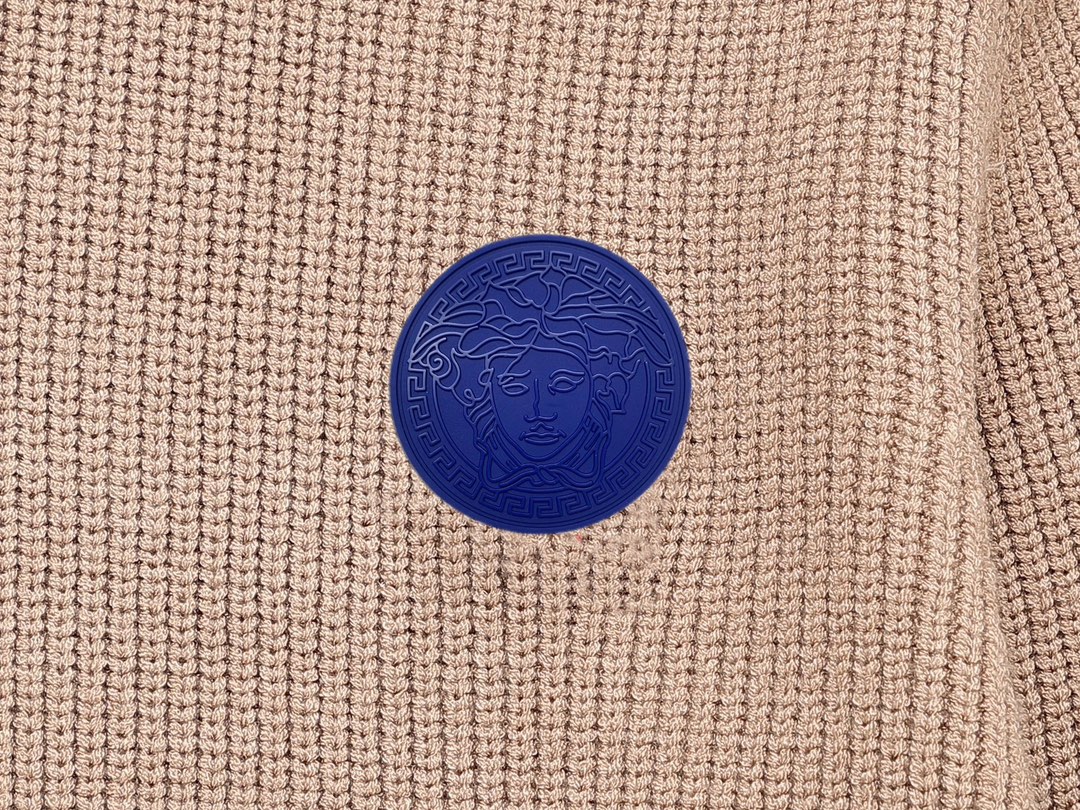 Versace Puffer Jacket: Top-Level Line with Premium Fabrics and Hardware Integration - 图片 3