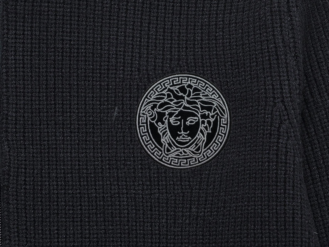 Top-Level Versace Puffer Jacket with Integrated Logo and High-Quality Fabrics - 图片 3