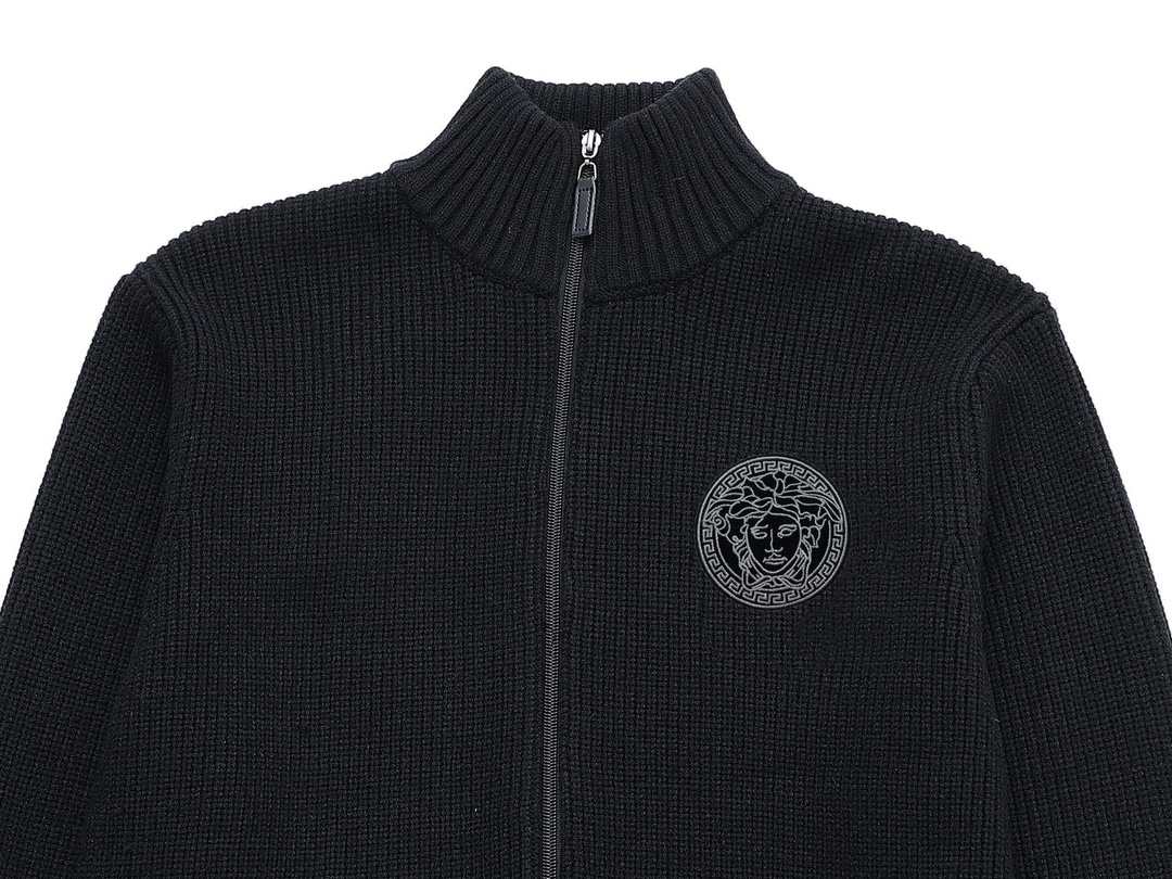 Top-Level Versace Puffer Jacket with Integrated Logo and High-Quality Fabrics - 图片 2