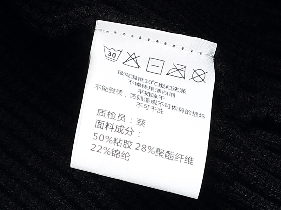 Top-Level Versace Puffer Jacket with Integrated Logo and High-Quality Fabrics - 图片 8