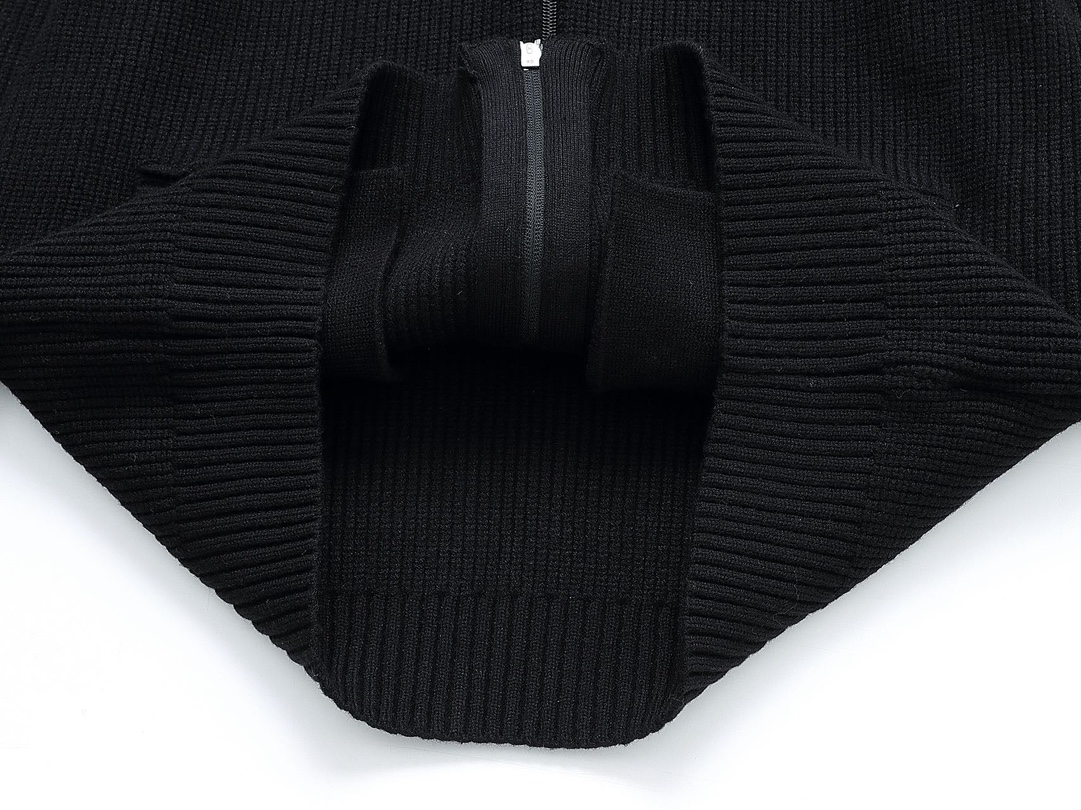 Top-Level Versace Puffer Jacket with Integrated Logo and High-Quality Fabrics - 图片 6