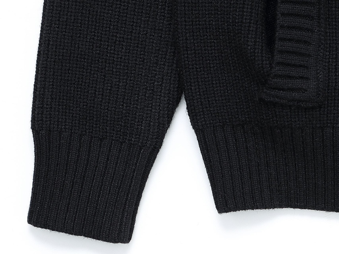 Top-Level Versace Puffer Jacket with Integrated Logo and High-Quality Fabrics - 图片 7