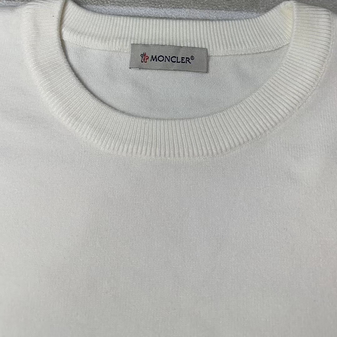 “DW Moncler Men’s Sweater: Classic, Comfortable, and Stylish for Autumn/Winter” - 图片 3