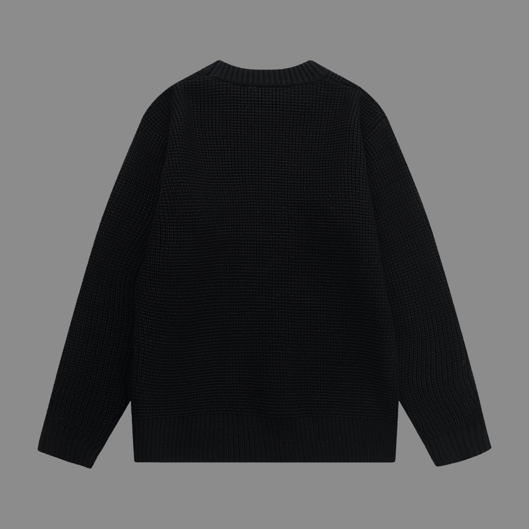“Warm and Stylish: Celine#Waffgar’s Oversized Fluffy Sweaters for All Genders” - 图片 2