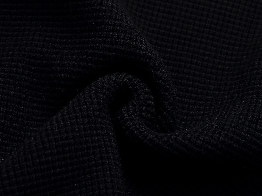 “Warm and Stylish: Celine#Waffgar’s Oversized Fluffy Sweaters for All Genders” - 图片 9