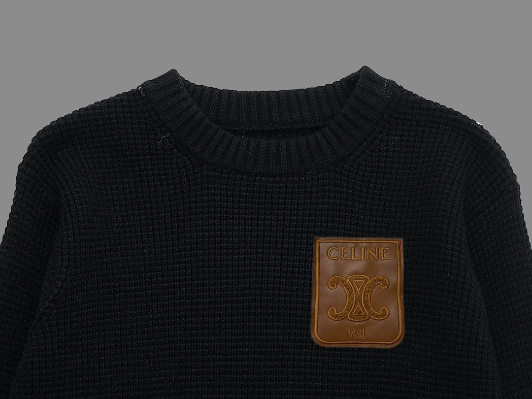 “Warm and Stylish: Celine#Waffgar’s Oversized Fluffy Sweaters for All Genders” - 图片 3