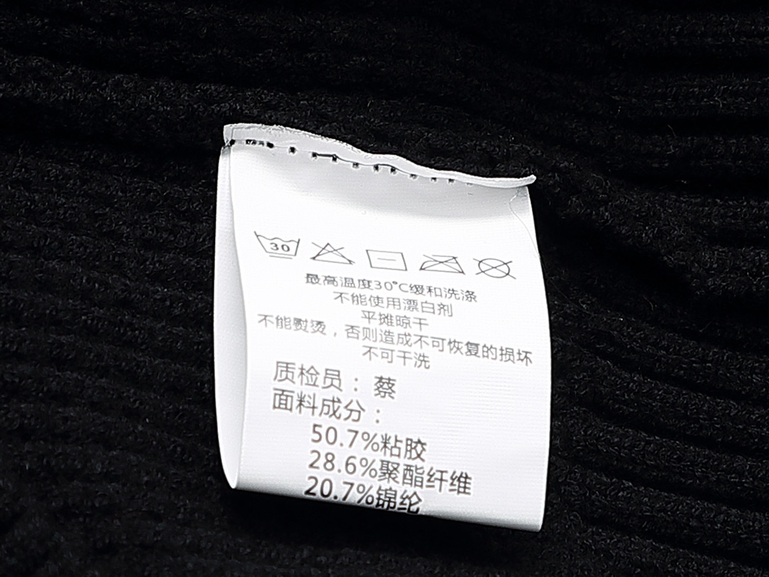 “Warm and Stylish: Celine#Waffgar’s Oversized Fluffy Sweaters for All Genders” - 图片 6