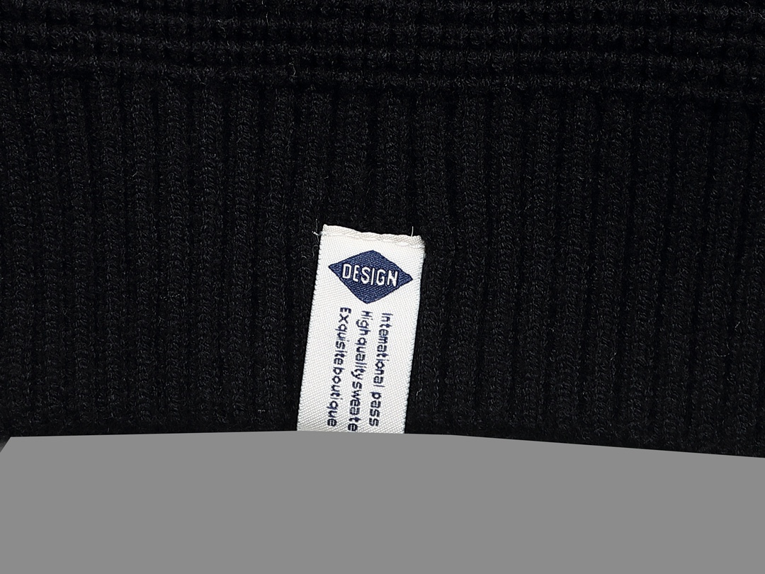 “Warm and Stylish: Celine#Waffgar’s Oversized Fluffy Sweaters for All Genders” - 图片 8