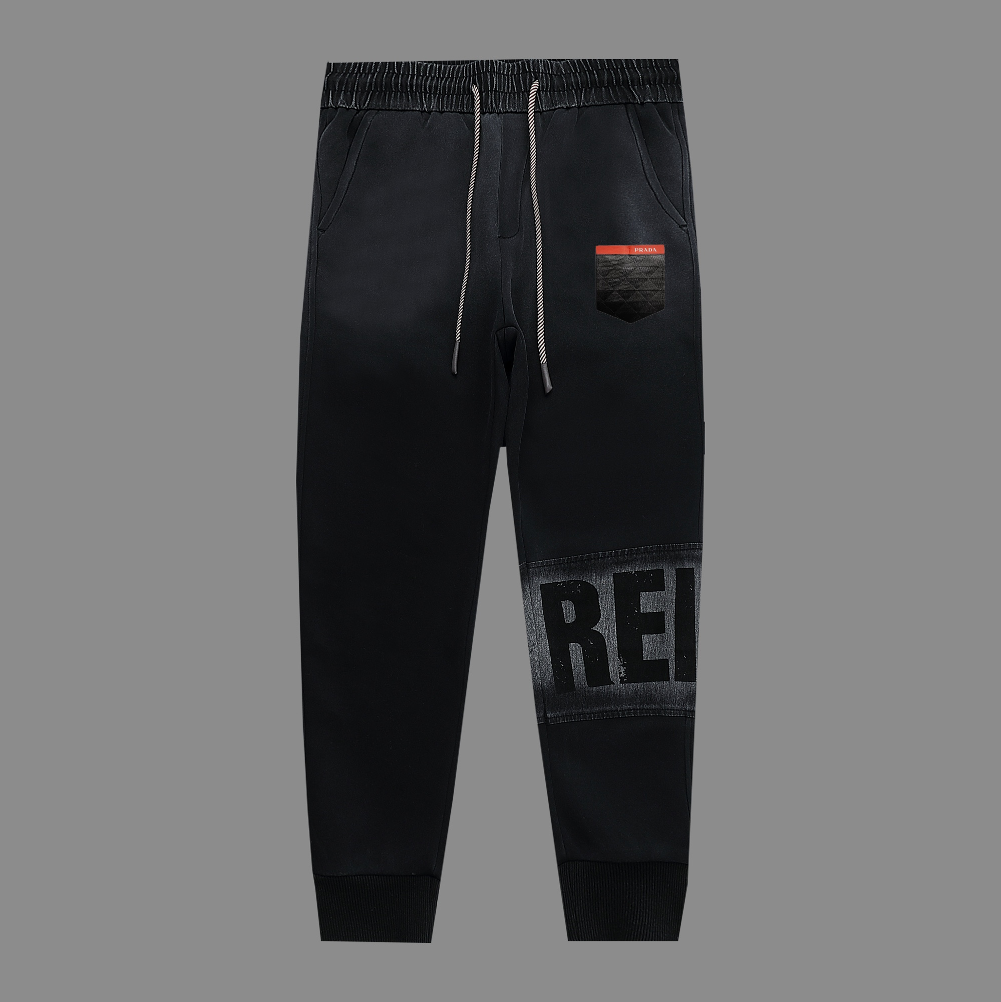 Los nuevos pantalones casual de otoño e invierno de Prada. Nuevos tejidos sencillos y modernos hechos a medida, cómodos…