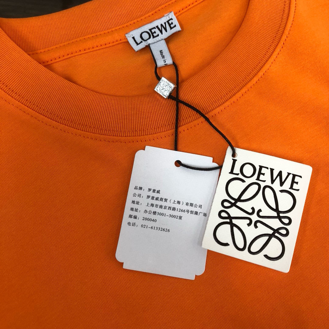 PJL P85，C✨ LOEWE 罗意威  2025最新款百搭短袖T恤男女同款！！ 多颜色组合.胸前间色刺绣图案logo工艺！特供定制面料！加上紧密纺纱工艺又使面料光滑紧密得到整体面料的高级感，大牌专业提供，质量绝对保证。衣服偏厚使整体高透气和柔软性的质感更加凸显，饱满的棉质感引起极度舒适。这件T恤非常适合炎炎夏日，低调而不失时尚感，耐洗性能高。整件衣服的做工完美体现出品牌的设计理念和精良的制作工艺。👇👇颜色如下
尺码：S M L XL XXL