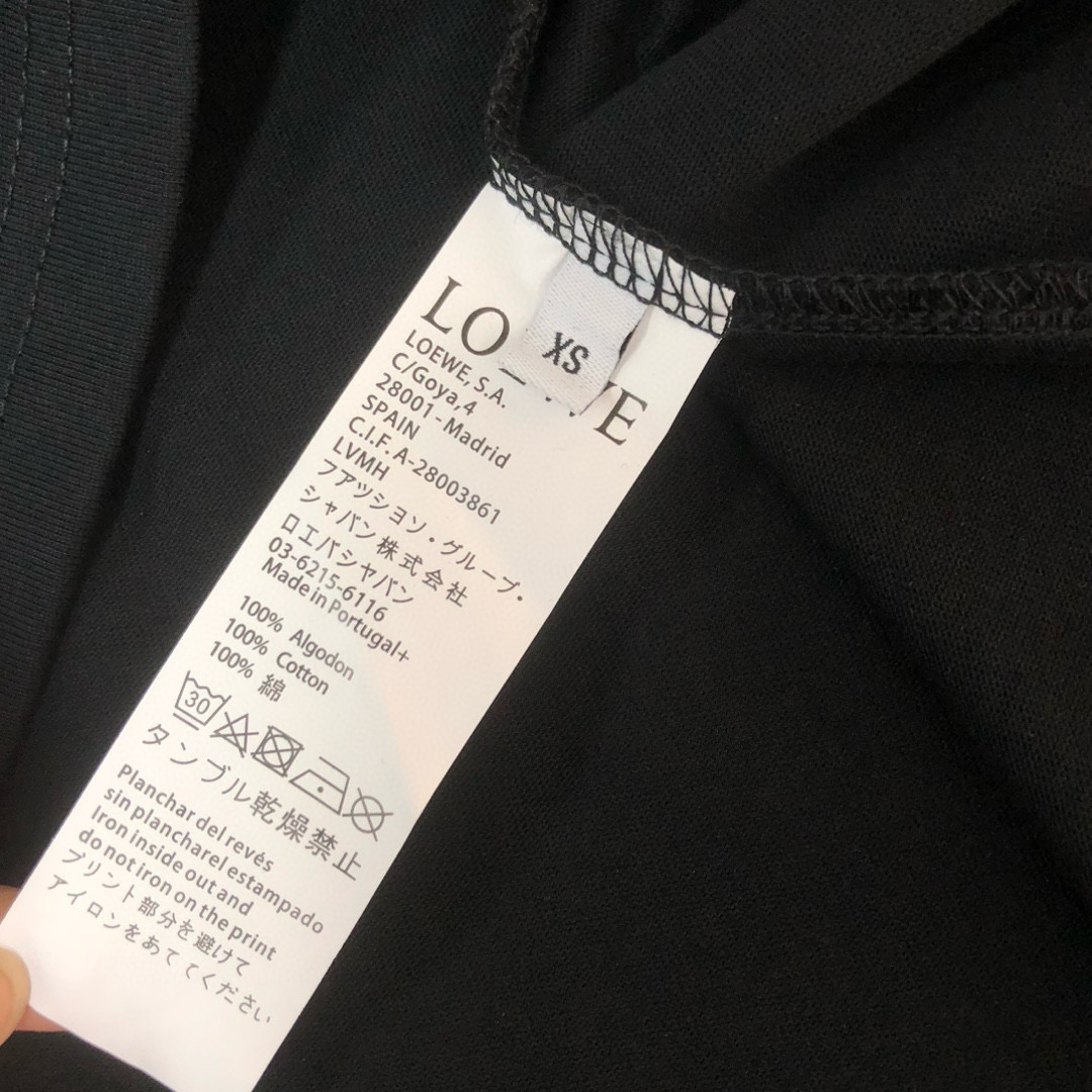 PJL P85，C✨ LOEWE 罗意威  2025最新款百搭短袖T恤男女同款！！ 多颜色组合.胸前间色刺绣图案logo工艺！特供定制面料！加上紧密纺纱工艺又使面料光滑紧密得到整体面料的高级感，大牌专业提供，质量绝对保证。衣服偏厚使整体高透气和柔软性的质感更加凸显，饱满的棉质感引起极度舒适。这件T恤非常适合炎炎夏日，低调而不失时尚感，耐洗性能高。整件衣服的做工完美体现出品牌的设计理念和精良的制作工艺。👇👇颜色如下
尺码：S M L XL XXL