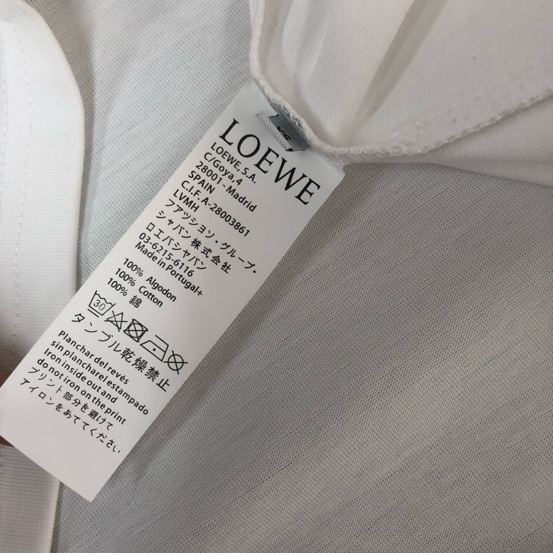 PJL P85，C✨ LOEWE 罗意威  2025最新款百搭短袖T恤男女同款！！ 多颜色组合.胸前间色刺绣图案logo工艺！特供定制面料！加上紧密纺纱工艺又使面料光滑紧密得到整体面料的高级感，大牌专业提供，质量绝对保证。衣服偏厚使整体高透气和柔软性的质感更加凸显，饱满的棉质感引起极度舒适。这件T恤非常适合炎炎夏日，低调而不失时尚感，耐洗性能高。整件衣服的做工完美体现出品牌的设计理念和精良的制作工艺。👇👇颜色如下
尺码：S M L XL XXL
