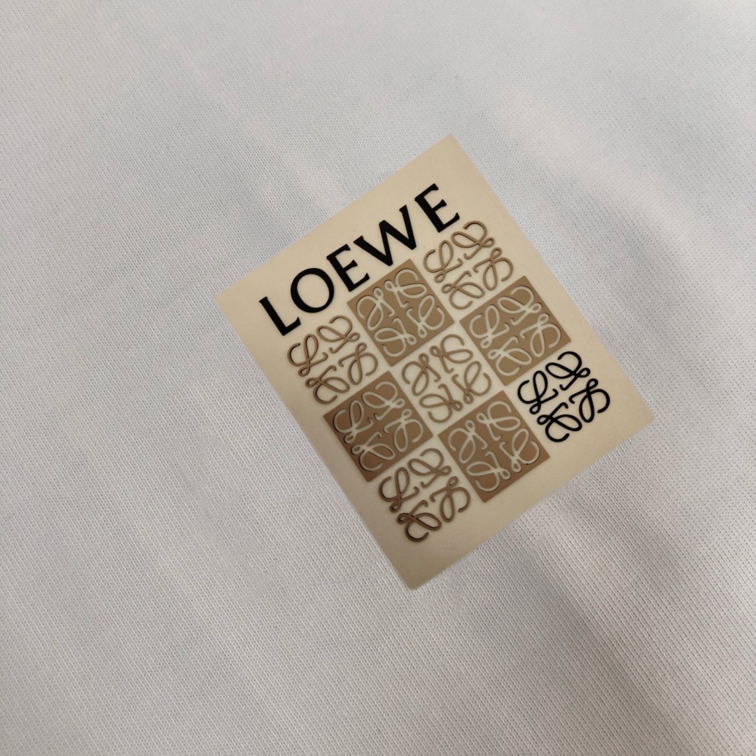 PJL P85，C✨ LOEWE 罗意威  2025最新款百搭短袖T恤男女同款！！ 多颜色组合.胸前间色刺绣图案logo工艺！特供定制面料！加上紧密纺纱工艺又使面料光滑紧密得到整体面料的高级感，大牌专业提供，质量绝对保证。衣服偏厚使整体高透气和柔软性的质感更加凸显，饱满的棉质感引起极度舒适。这件T恤非常适合炎炎夏日，低调而不失时尚感，耐洗性能高。整件衣服的做工完美体现出品牌的设计理念和精良的制作工艺。👇👇颜色如下
尺码：S M L XL XXL