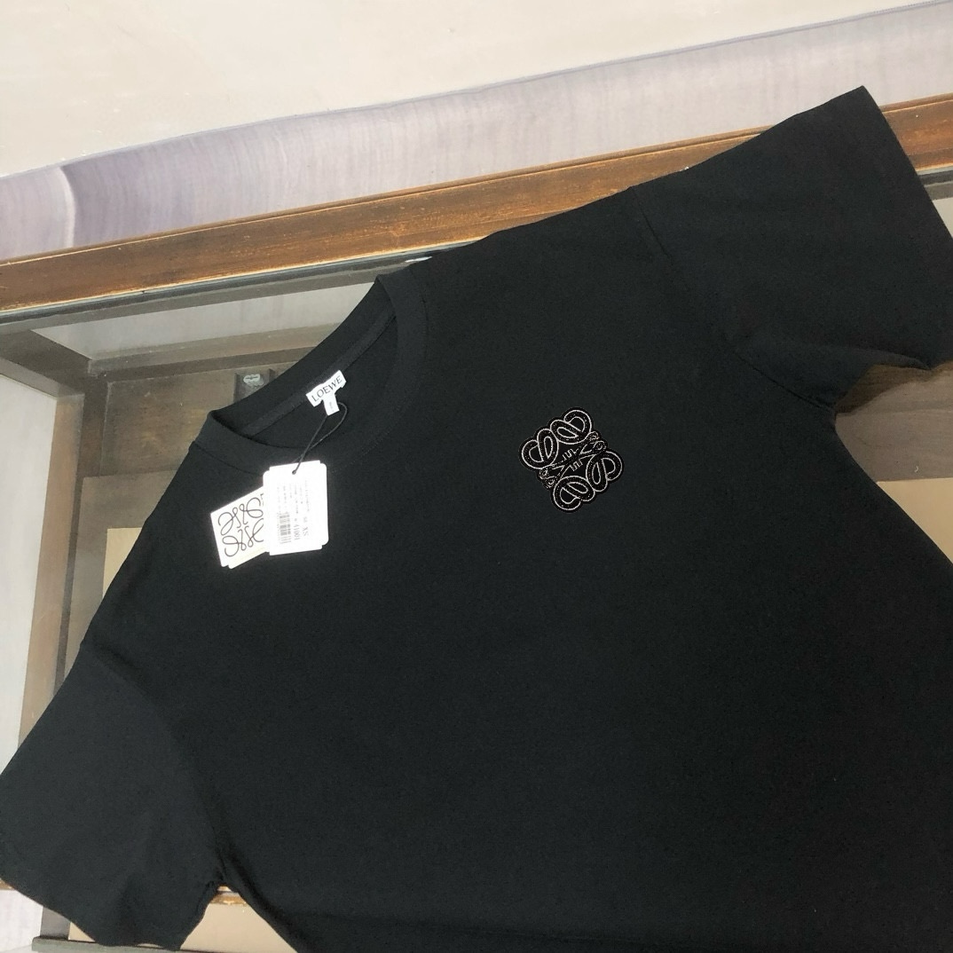 PJL P85，C✨ LOEWE 罗意威  2025最新款百搭短袖T恤男女同款！！ 多颜色组合.胸前间色刺绣图案logo工艺！特供定制面料！加上紧密纺纱工艺又使面料光滑紧密得到整体面料的高级感，大牌专业提供，质量绝对保证。衣服偏厚使整体高透气和柔软性的质感更加凸显，饱满的棉质感引起极度舒适。这件T恤非常适合炎炎夏日，低调而不失时尚感，耐洗性能高。整件衣服的做工完美体现出品牌的设计理念和精良的制作工艺。👇👇颜色如下
尺码：S M L XL XXL