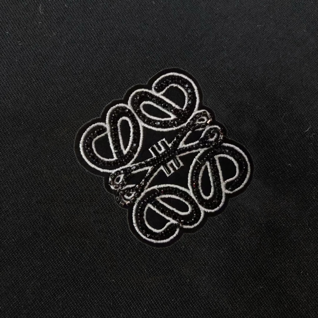 PJL P85，C✨ LOEWE 罗意威  2025最新款百搭短袖T恤男女同款！！ 多颜色组合.胸前间色刺绣图案logo工艺！特供定制面料！加上紧密纺纱工艺又使面料光滑紧密得到整体面料的高级感，大牌专业提供，质量绝对保证。衣服偏厚使整体高透气和柔软性的质感更加凸显，饱满的棉质感引起极度舒适。这件T恤非常适合炎炎夏日，低调而不失时尚感，耐洗性能高。整件衣服的做工完美体现出品牌的设计理念和精良的制作工艺。👇👇颜色如下
尺码：S M L XL XXL