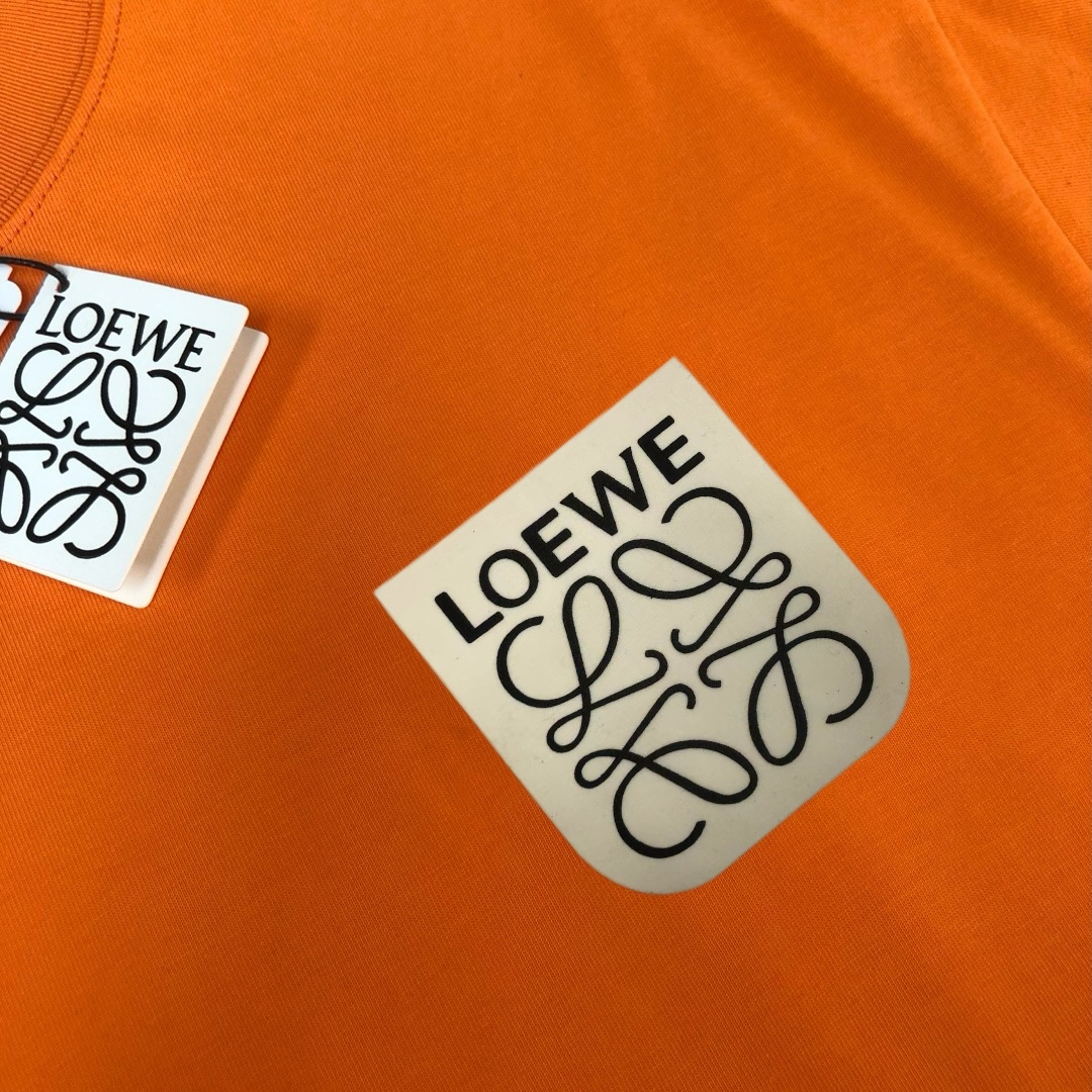 PJL P85，C✨ LOEWE 罗意威  2025最新款百搭短袖T恤男女同款！！ 多颜色组合.胸前间色刺绣图案logo工艺！特供定制面料！加上紧密纺纱工艺又使面料光滑紧密得到整体面料的高级感，大牌专业提供，质量绝对保证。衣服偏厚使整体高透气和柔软性的质感更加凸显，饱满的棉质感引起极度舒适。这件T恤非常适合炎炎夏日，低调而不失时尚感，耐洗性能高。整件衣服的做工完美体现出品牌的设计理念和精良的制作工艺。👇👇颜色如下
尺码：S M L XL XXL
