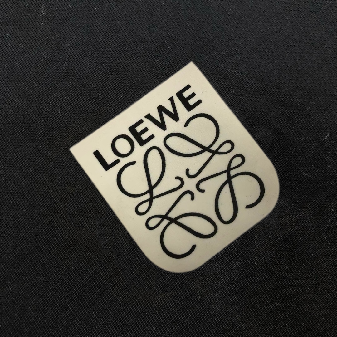 PJL P85，C✨ LOEWE 罗意威  2025最新款百搭短袖T恤男女同款！！ 多颜色组合.胸前间色刺绣图案logo工艺！特供定制面料！加上紧密纺纱工艺又使面料光滑紧密得到整体面料的高级感，大牌专业提供，质量绝对保证。衣服偏厚使整体高透气和柔软性的质感更加凸显，饱满的棉质感引起极度舒适。这件T恤非常适合炎炎夏日，低调而不失时尚感，耐洗性能高。整件衣服的做工完美体现出品牌的设计理念和精良的制作工艺。👇👇颜色如下
尺码：S M L XL XXL
