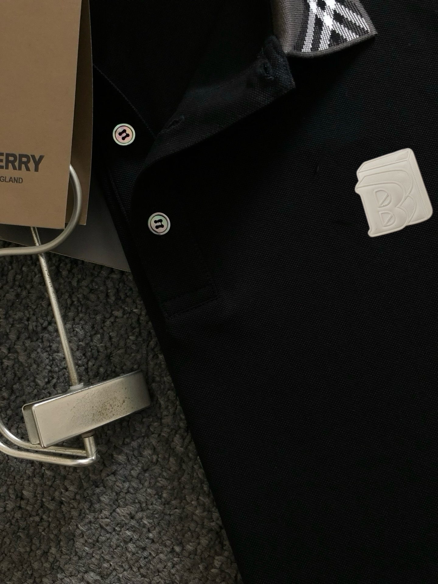 P90，〖 巴宝莉 BURBERRY〗夏季新款T恤翻领短袖POLO衫，专柜定制面料 透气舒适度高，材质:69.7%棉 26.4%聚酯纤维 3.9%氨纶
款式:通款细节无可挑剔，品牌元素设计理念，体现高品质。手感细腻柔软！呈现休闲裁剪，上身版型超赞！（三标齐全）码数：M-4XL