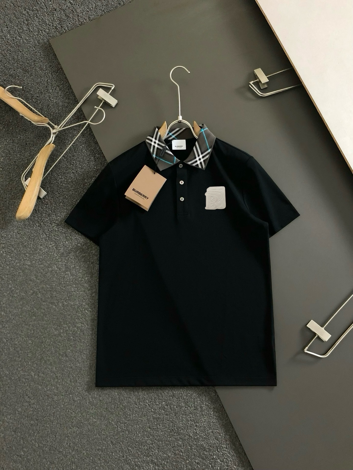 P90，〖 巴宝莉 BURBERRY〗夏季新款T恤翻领短袖POLO衫，专柜定制面料 透气舒适度高，材质:69.7%棉 26.4%聚酯纤维 3.9%氨纶
款式:通款细节无可挑剔，品牌元素设计理念，体现高品质。手感细腻柔软！呈现休闲裁剪，上身版型超赞！（三标齐全）码数：M-4XL