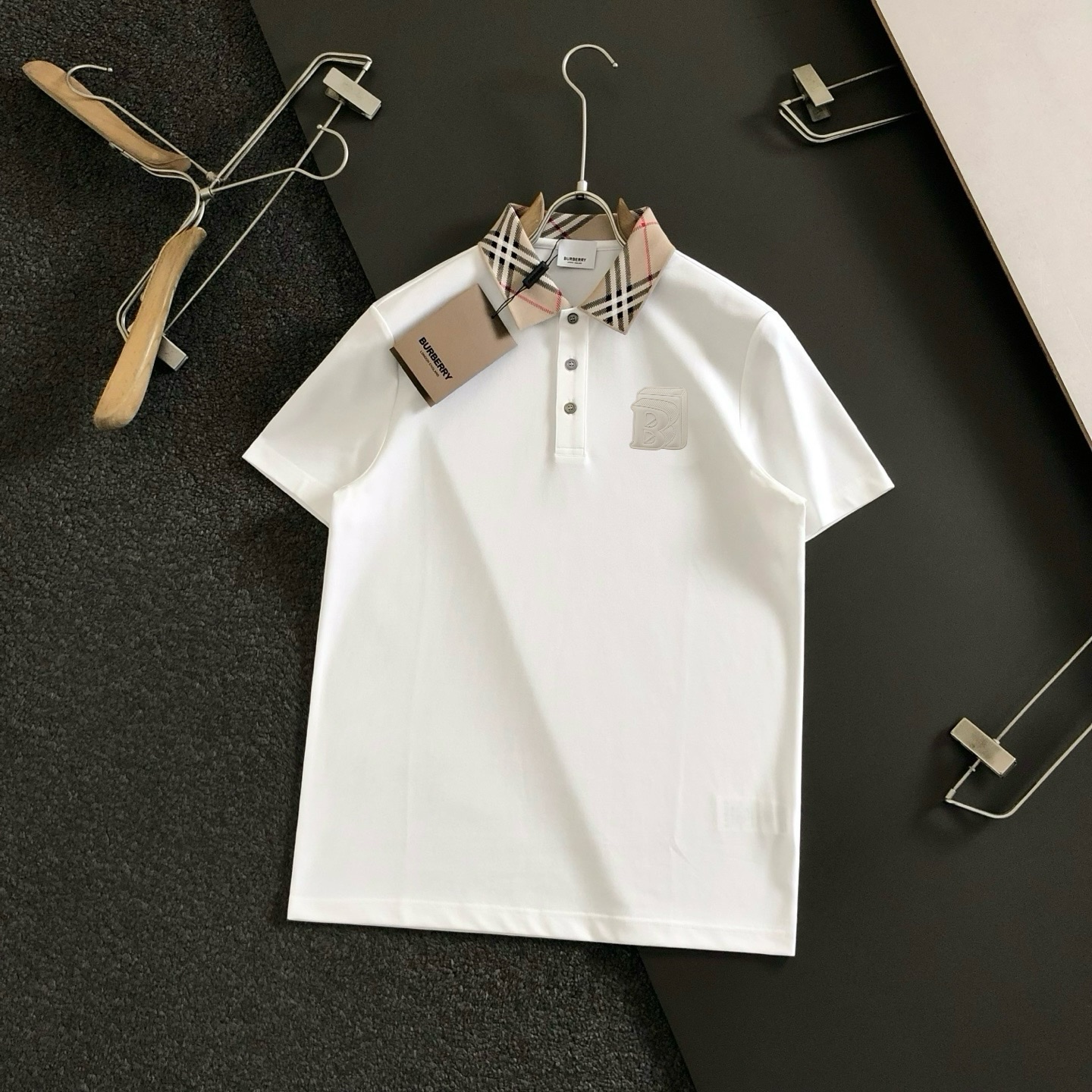 P90，〖 巴宝莉 BURBERRY〗夏季新款T恤翻领短袖POLO衫，专柜定制面料 透气舒适度高，材质:69.7%棉 26.4%聚酯纤维 3.9%氨纶
款式:通款细节无可挑剔，品牌元素设计理念，体现高品质。手感细腻柔软！呈现休闲裁剪，上身版型超赞！（三标齐全）码数：M-4XL