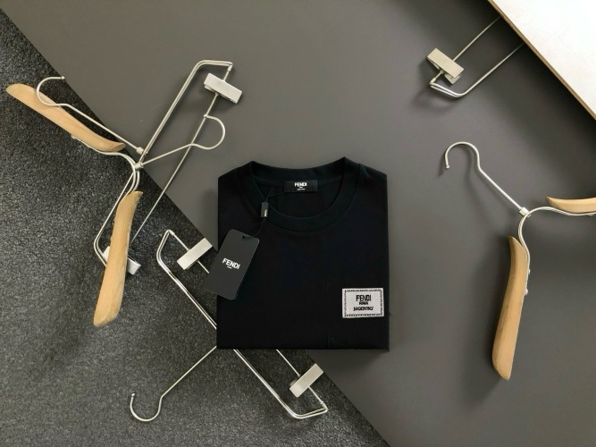 Fendi Camiseta de Manga Corta con Logo para Hombre - Diseño Clásico y Confort 15 Fendi Camiseta de Manga Corta con Logo para Hombre – Diseño Clásico y Confort