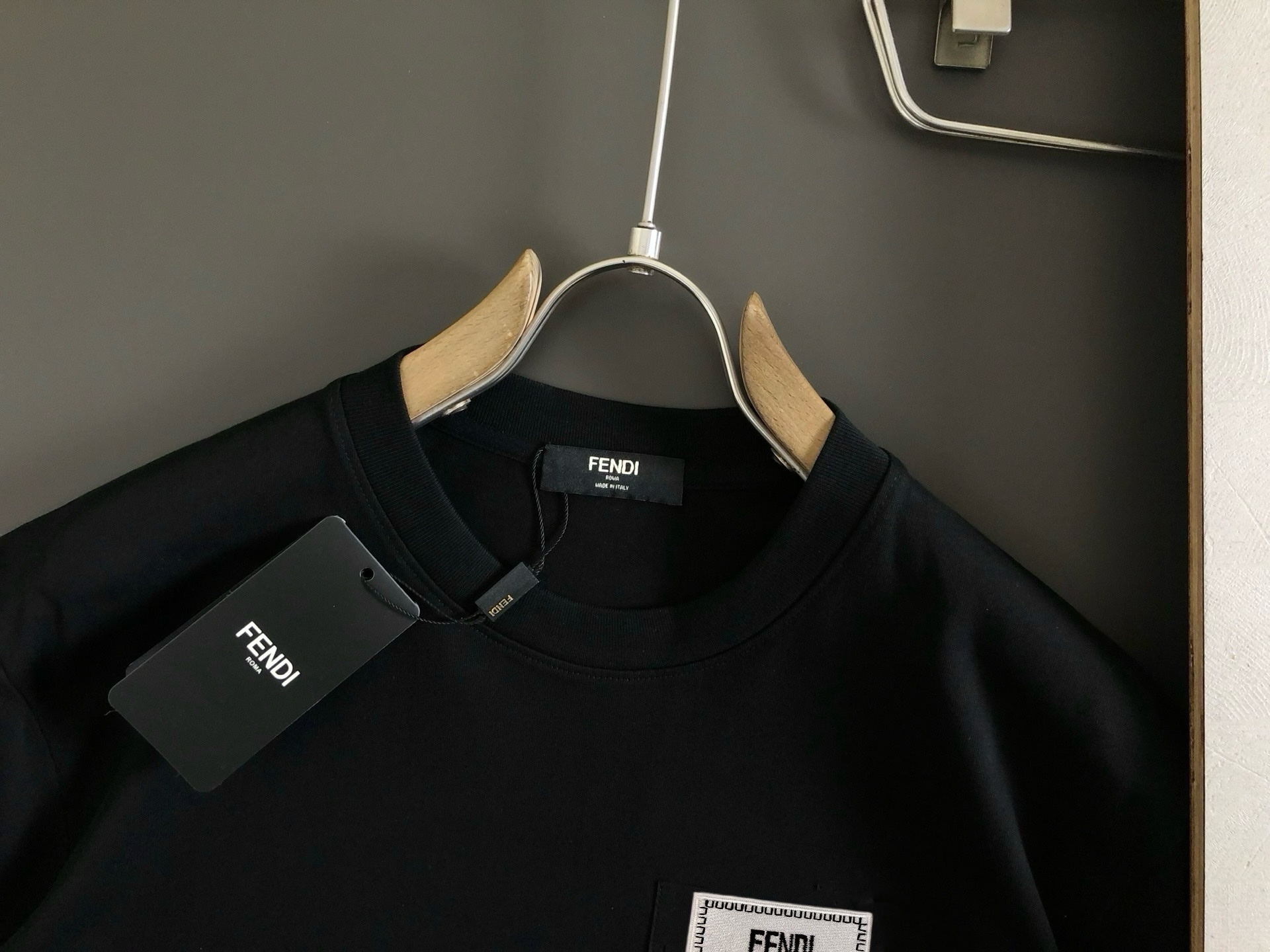Fendi Camiseta de Manga Corta con Logo para Hombre - Diseño Clásico y Confort 5 i1748440593915 846 0 3