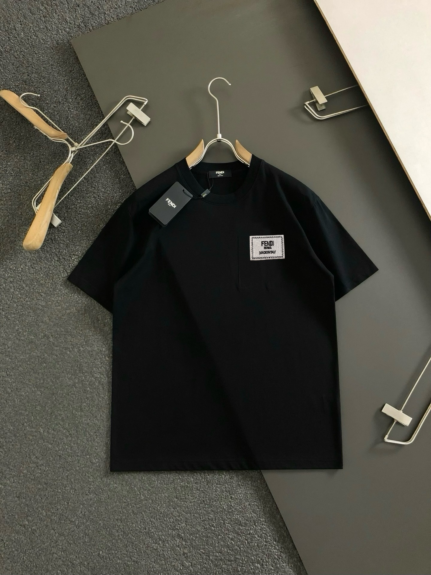 Fendi Camiseta de Manga Corta con Logo para Hombre - Diseño Clásico y Confort 3 i1748440594599 227 0 1