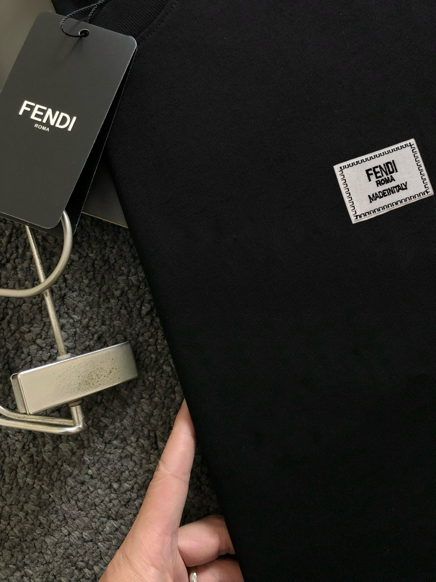 Fendi Camiseta de Manga Corta con Logo para Hombre - Diseño Clásico y Confort 4 i1748440594754 4153 0 2