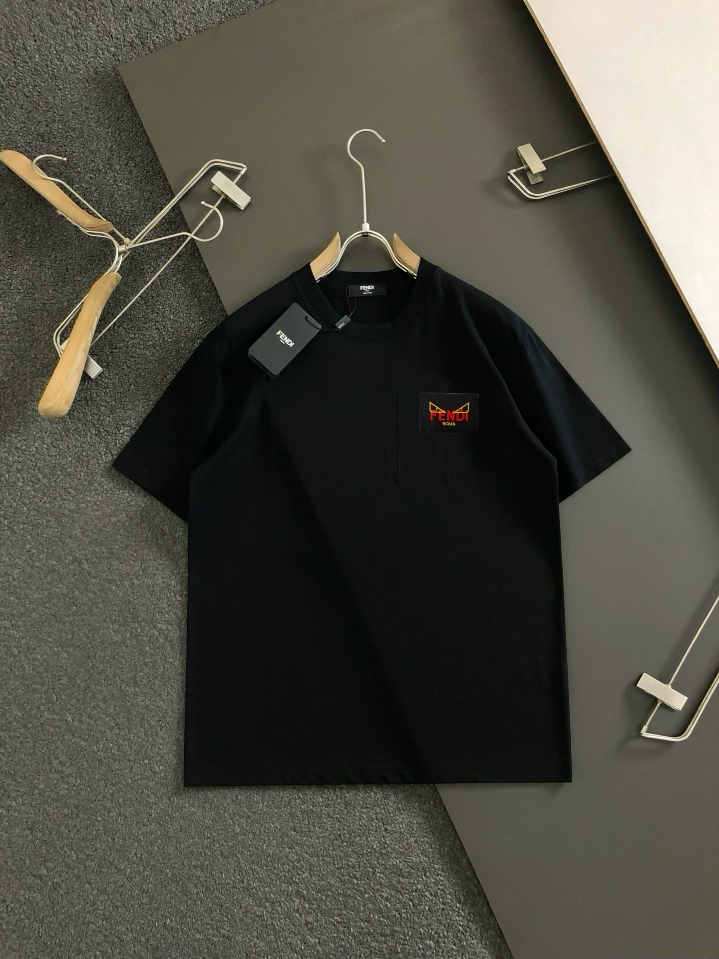 Fendi Camiseta de Manga Corta con Logo Clásico para Hombre, Diseño Exclusivo 3 i1748440669398 8669 0 1