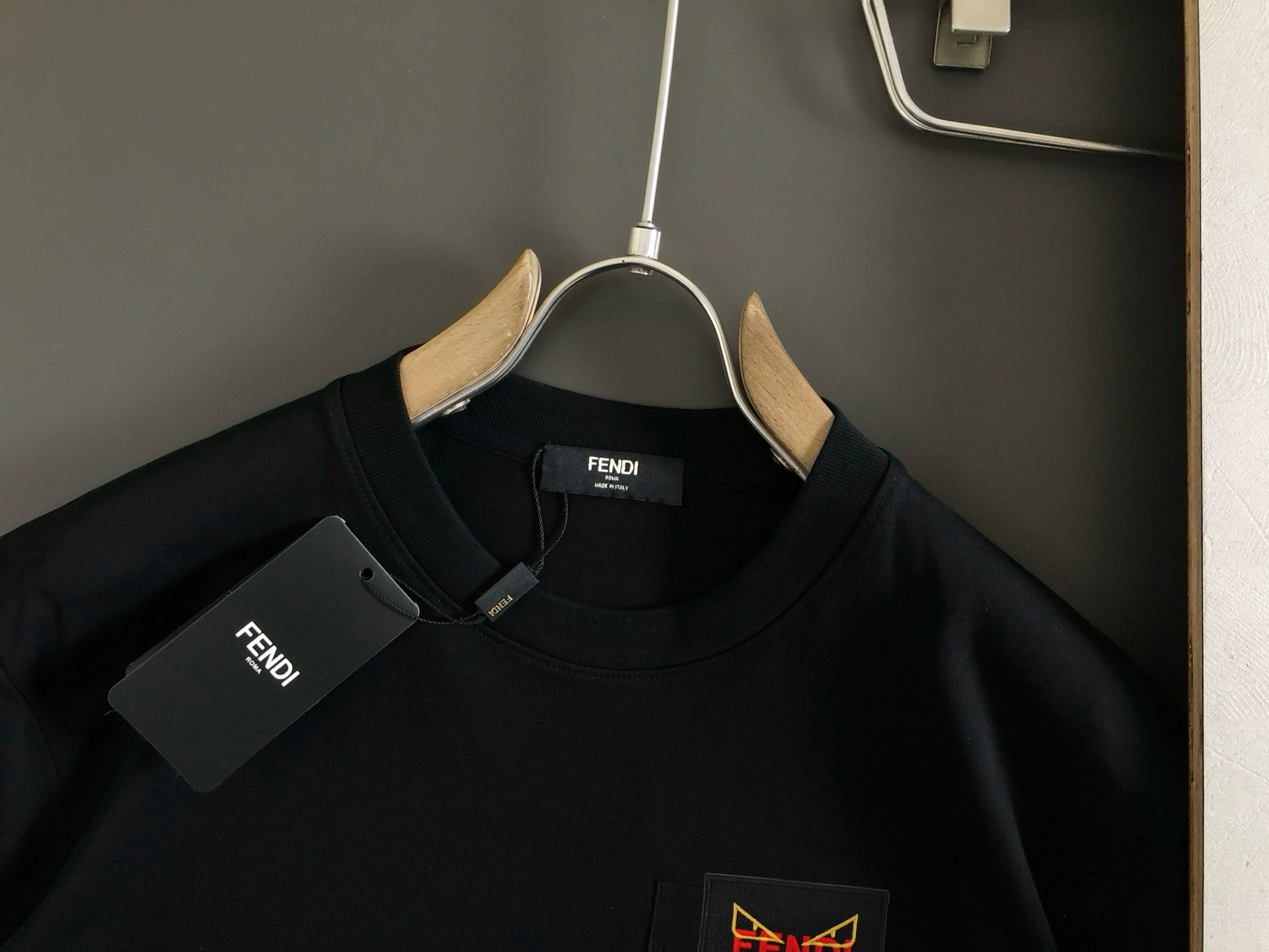Fendi Camiseta de Manga Corta con Logo Clásico para Hombre, Diseño Exclusivo 5 i1748440669415 4841 0 3