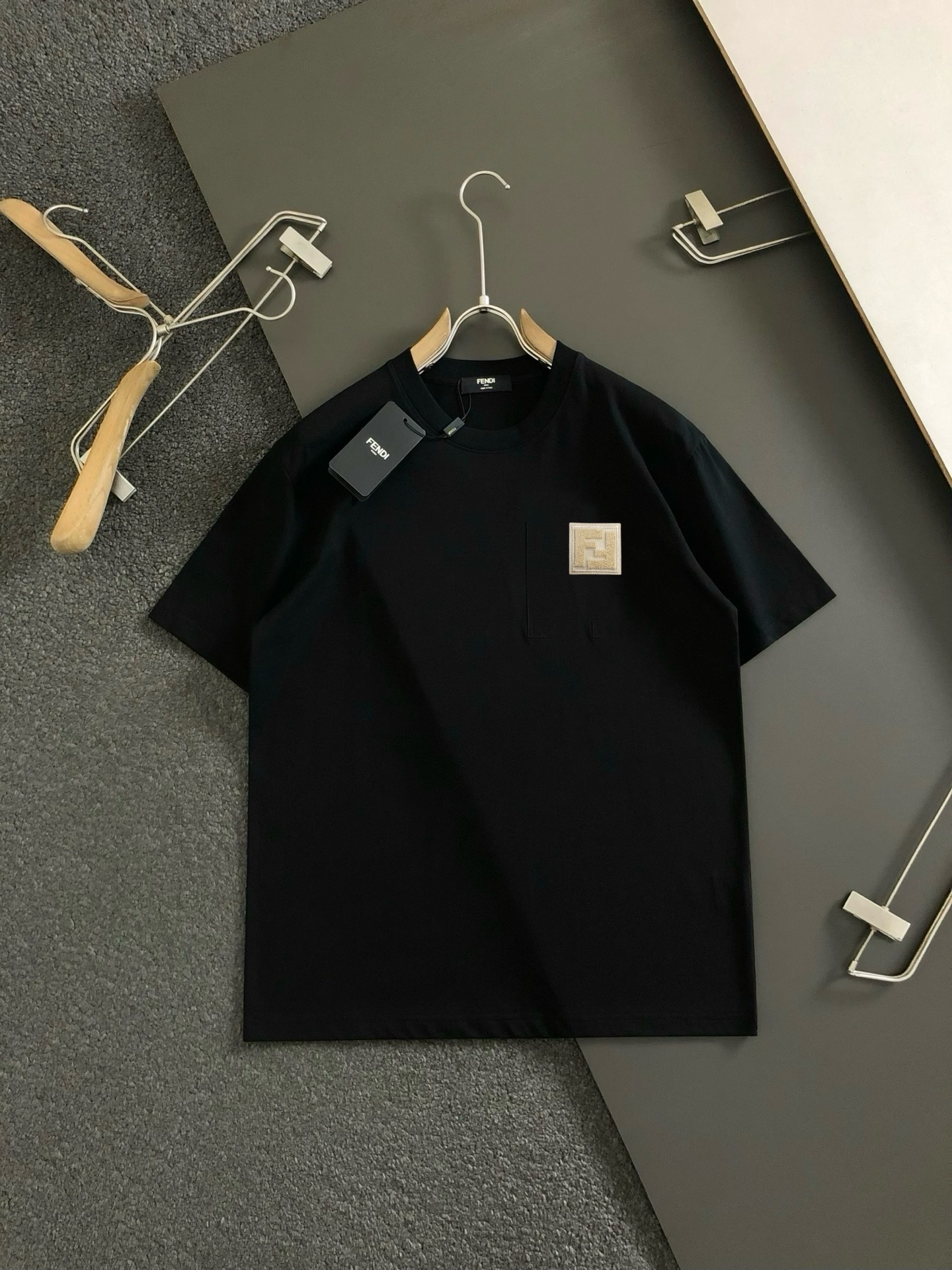 Fendi Camiseta de Manga Corta con Logo Clásico para Hombre 3 i1748440743802 403 0 1