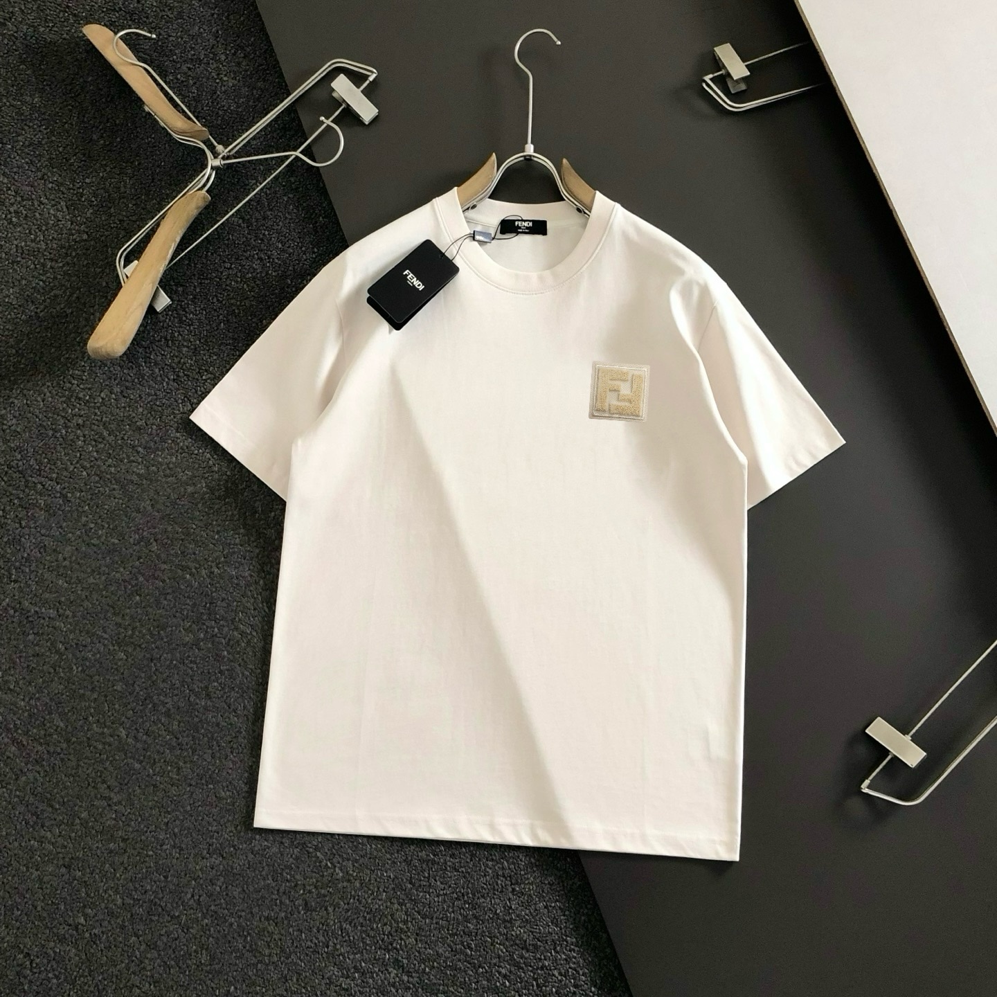 Fendi Camiseta de Manga Corta con Logo Clásico para Hombre 4 i1748440743810 8374 0 4