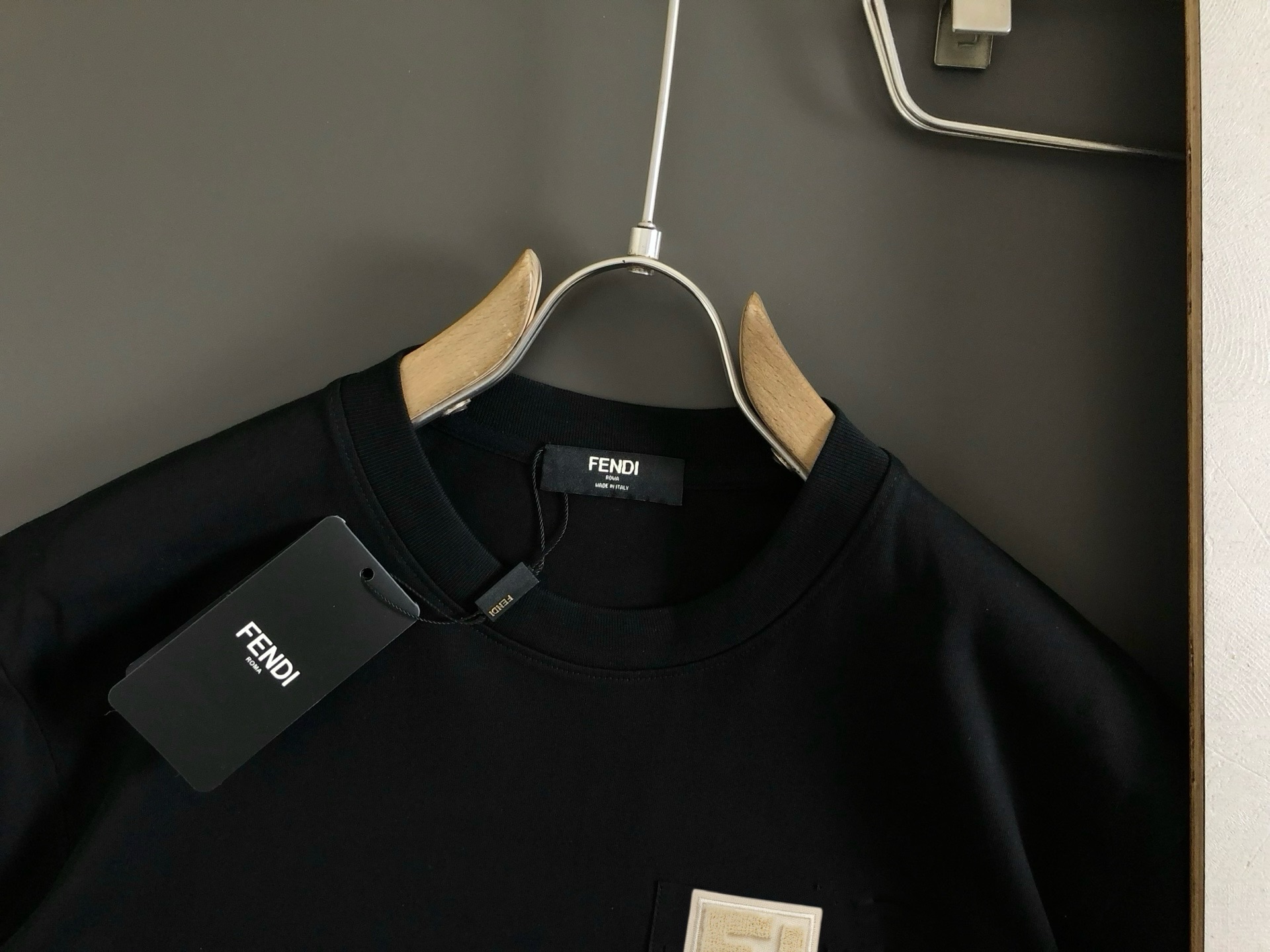 Fendi Camiseta de Manga Corta con Logo Clásico para Hombre 6 i1748440744549 8847 0 3