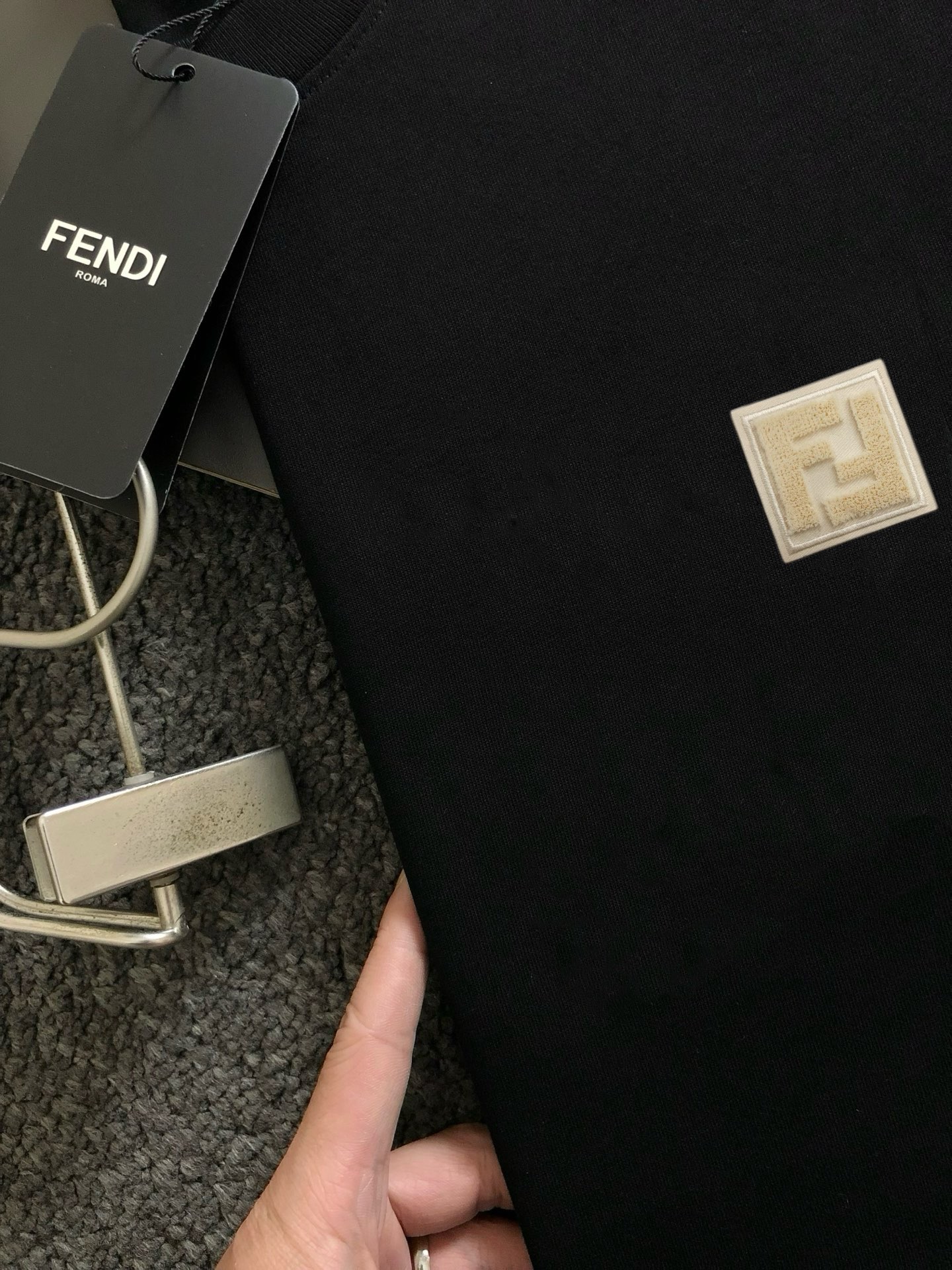 Fendi Camiseta de Manga Corta con Logo Clásico para Hombre 5 i1748440744556 7683 0 2