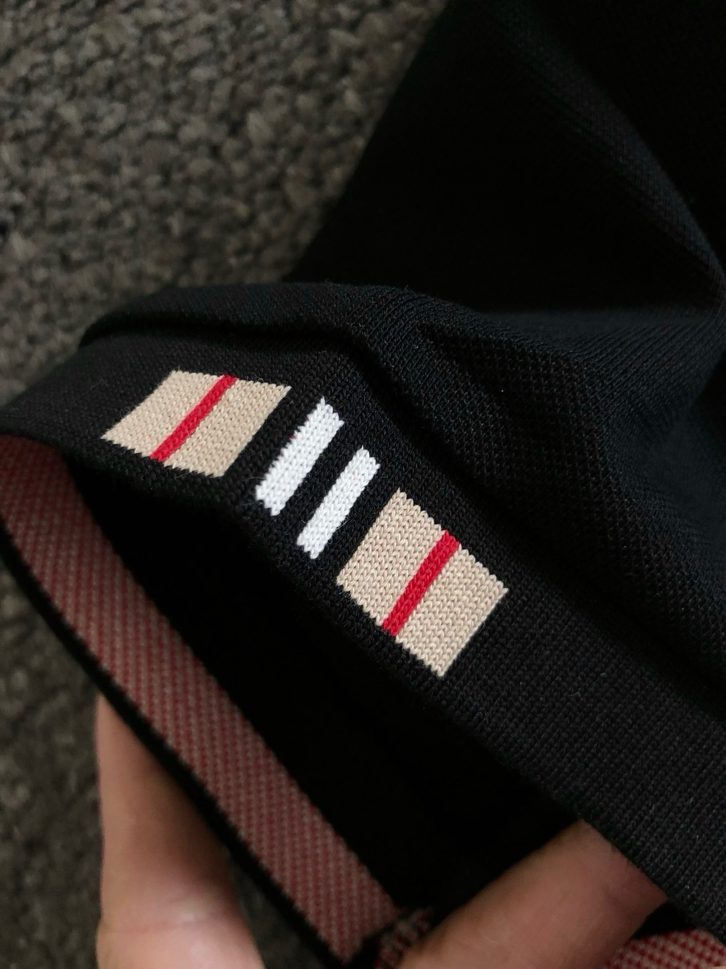 P90，〖 巴宝莉 BURBERRY〗夏季新款T恤翻领短袖POLO衫，专柜定制面料 透气舒适度高，材质:69.7%棉 26.4%聚酯纤维 3.9%氨纶
款式:通款细节无可挑剔，品牌元素设计理念，体现高品质。手感细腻柔软！呈现休闲裁剪，上身版型超赞！（三标齐全）码数：M-4XL