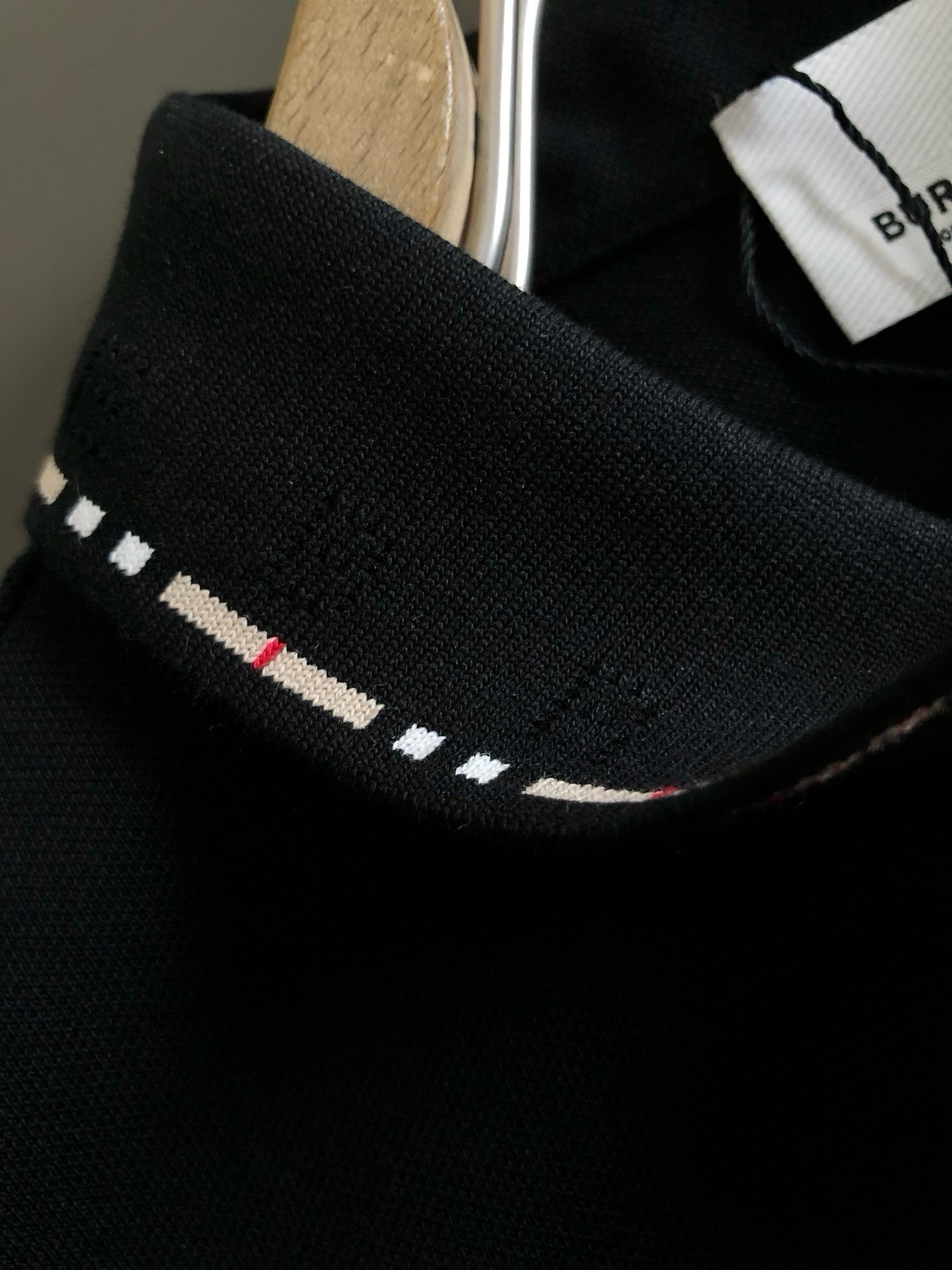 P90，〖 巴宝莉 BURBERRY〗夏季新款T恤翻领短袖POLO衫，专柜定制面料 透气舒适度高，材质:69.7%棉 26.4%聚酯纤维 3.9%氨纶
款式:通款细节无可挑剔，品牌元素设计理念，体现高品质。手感细腻柔软！呈现休闲裁剪，上身版型超赞！（三标齐全）码数：M-4XL