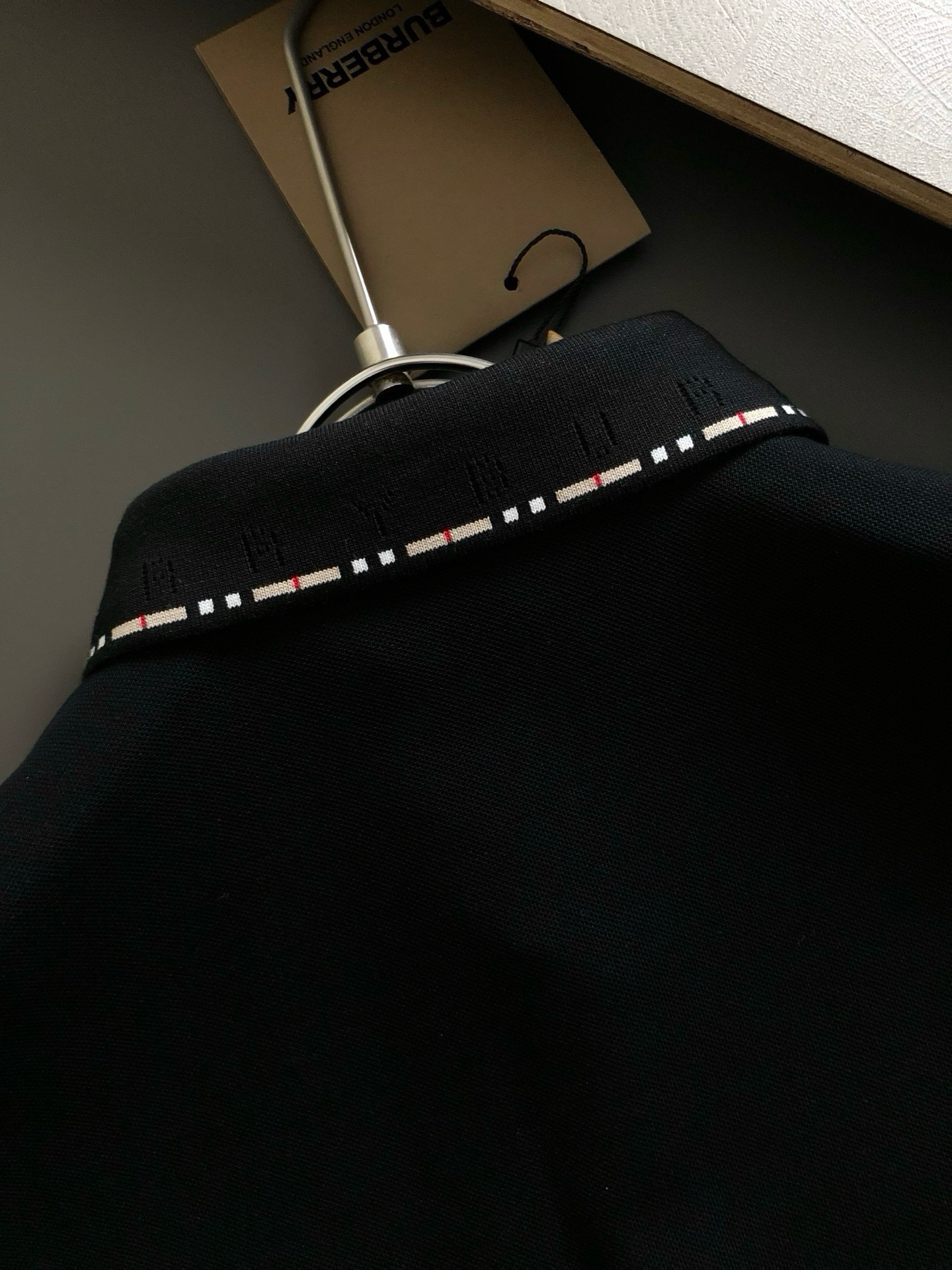 P90，〖 巴宝莉 BURBERRY〗夏季新款T恤翻领短袖POLO衫，专柜定制面料 透气舒适度高，材质:69.7%棉 26.4%聚酯纤维 3.9%氨纶
款式:通款细节无可挑剔，品牌元素设计理念，体现高品质。手感细腻柔软！呈现休闲裁剪，上身版型超赞！（三标齐全）码数：M-4XL