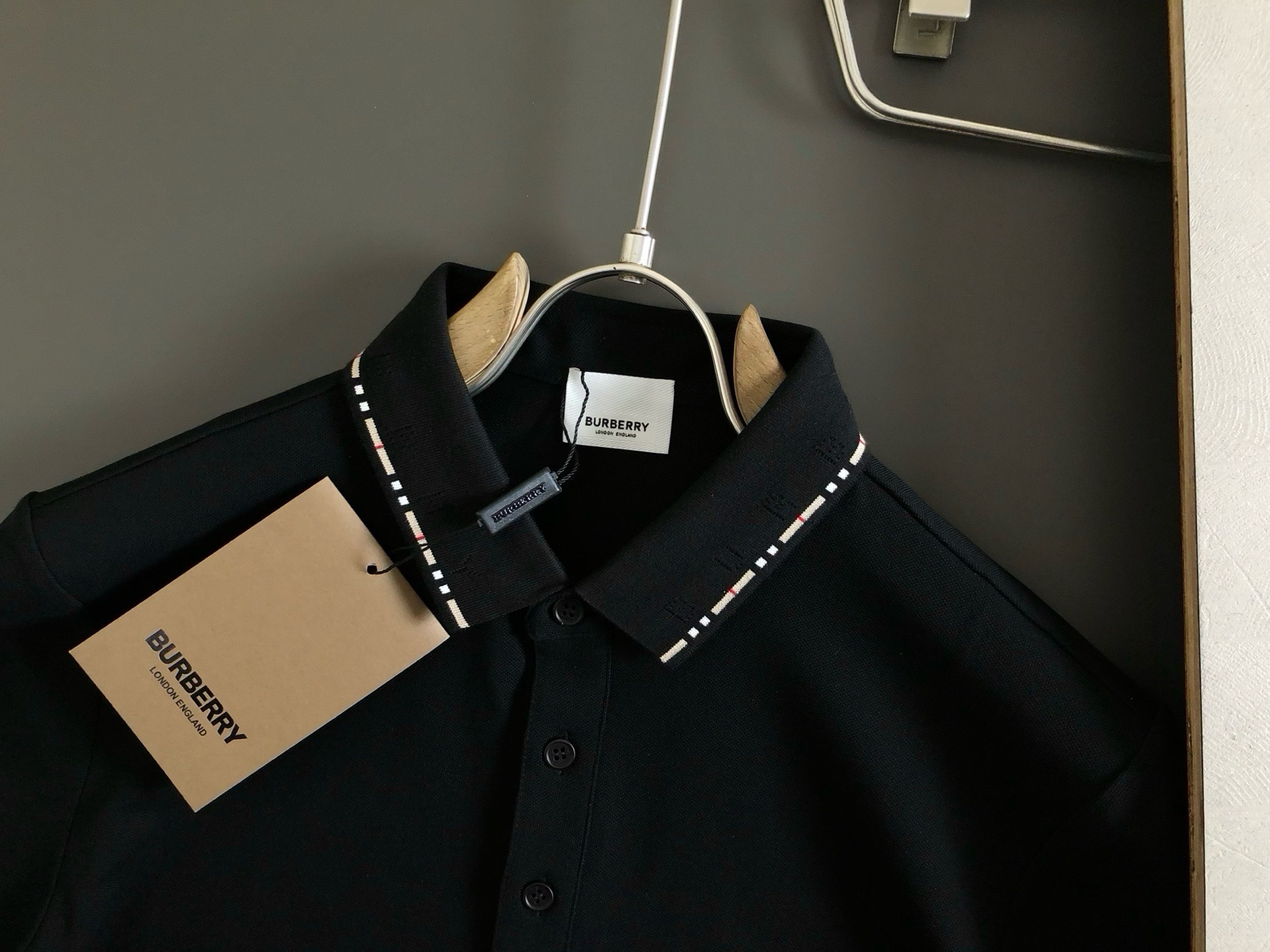 P90，〖 巴宝莉 BURBERRY〗夏季新款T恤翻领短袖POLO衫，专柜定制面料 透气舒适度高，材质:69.7%棉 26.4%聚酯纤维 3.9%氨纶
款式:通款细节无可挑剔，品牌元素设计理念，体现高品质。手感细腻柔软！呈现休闲裁剪，上身版型超赞！（三标齐全）码数：M-4XL