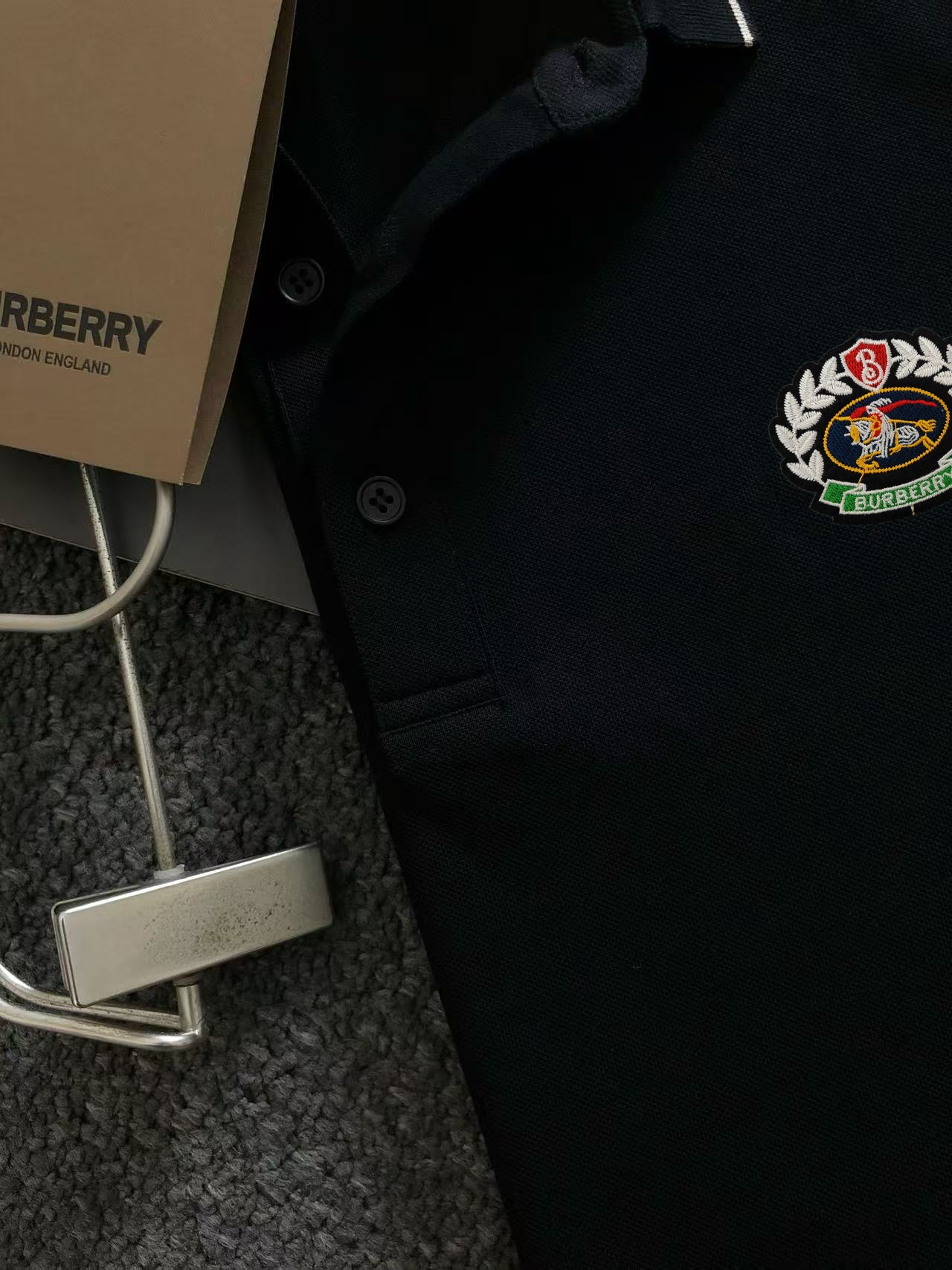 P90，〖 巴宝莉 BURBERRY〗夏季新款T恤翻领短袖POLO衫，专柜定制面料 透气舒适度高，材质:69.7%棉 26.4%聚酯纤维 3.9%氨纶
款式:通款细节无可挑剔，品牌元素设计理念，体现高品质。手感细腻柔软！呈现休闲裁剪，上身版型超赞！（三标齐全）码数：M-4XL