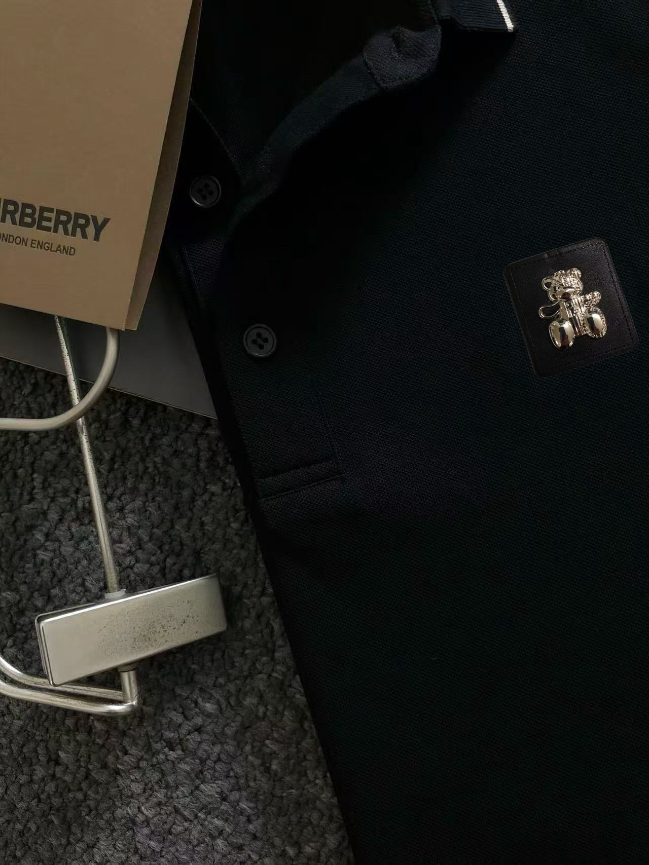 Polo Burberry de Manga Corta con Diseño de Oso y Cuello a Rayas 5 i1750848808817 1435 0 3