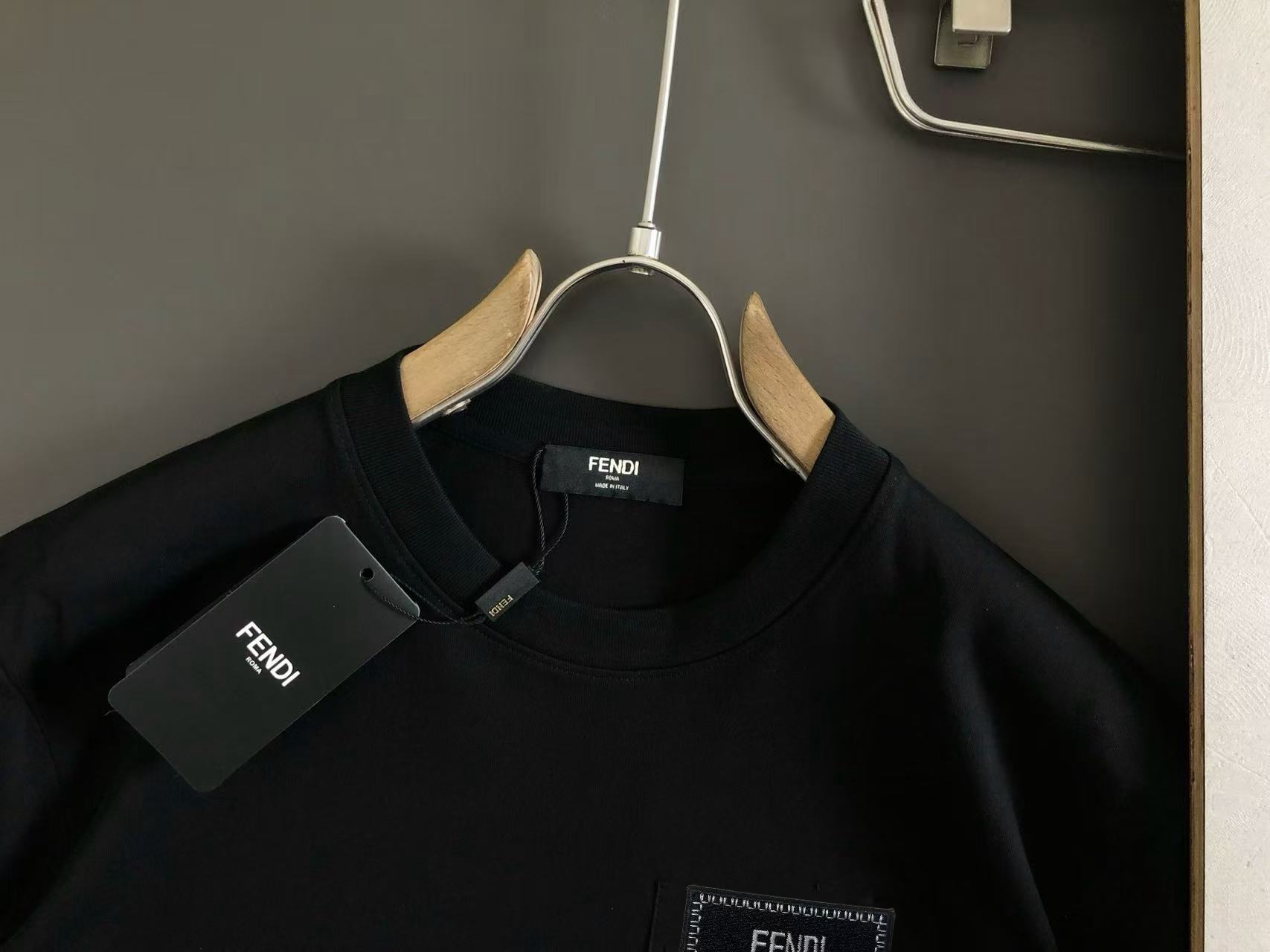 Fendi Camiseta de Manga Corta con Logo Clásico para Hombre 5 i1750908798031 1150 0 3