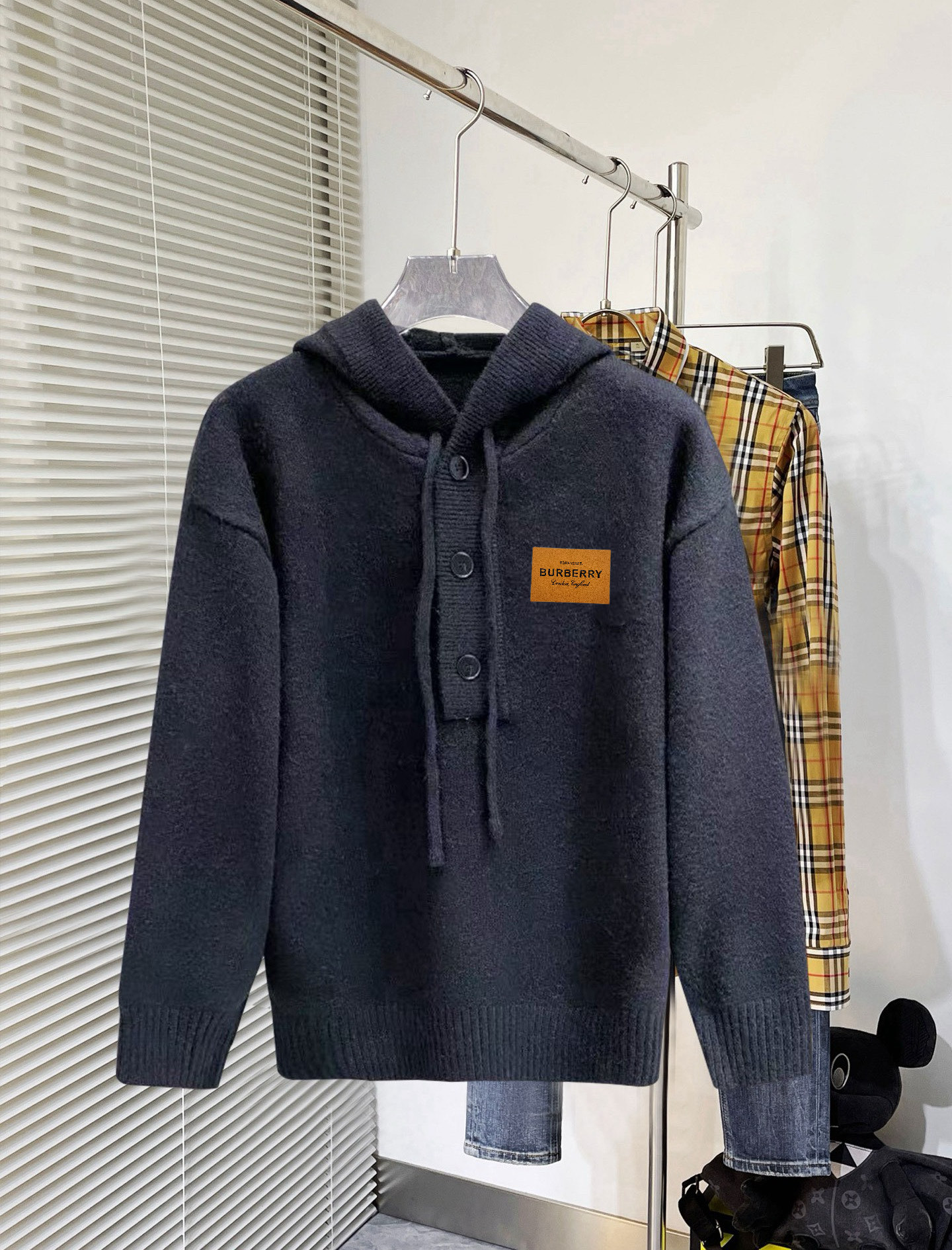 P250，巴宝莉 官网暴款✌ 加厚针织羊毛面料不同风格字母Logo连帽毛衣外套 男女同款
-采用ZP定制定染羊绒毛线面料 螺纹同缸定染零色差 全套辅料定制 区别市面通货 欢迎对比（三标齐全）
-颜色 黑色
-码数 M  L XL XXL 3XL版型宽松 下单请报身高体重