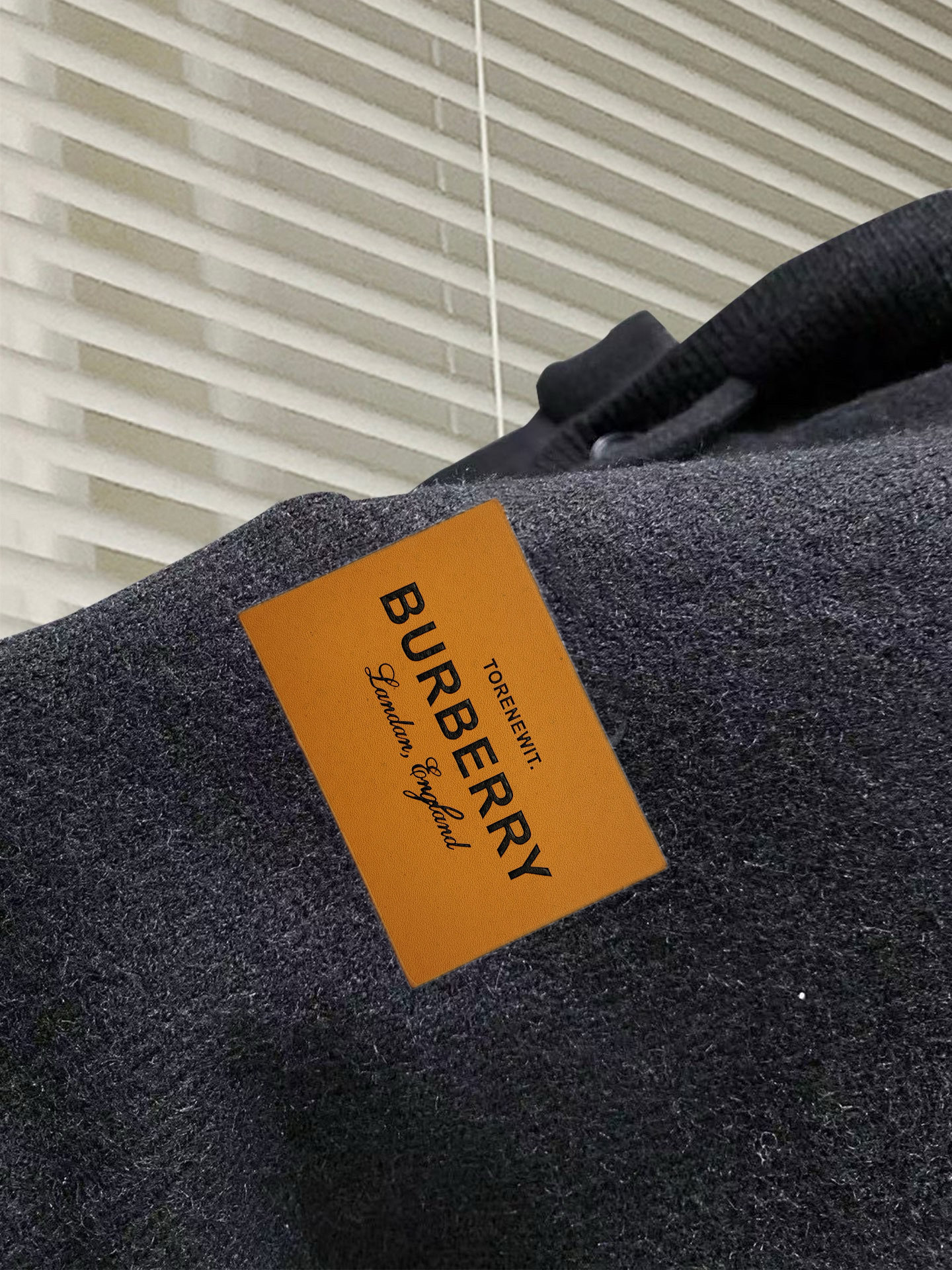 P250，巴宝莉 官网暴款✌ 加厚针织羊毛面料不同风格字母Logo连帽毛衣外套 男女同款
-采用ZP定制定染羊绒毛线面料 螺纹同缸定染零色差 全套辅料定制 区别市面通货 欢迎对比（三标齐全）
-颜色 黑色
-码数 M  L XL XXL 3XL版型宽松 下单请报身高体重