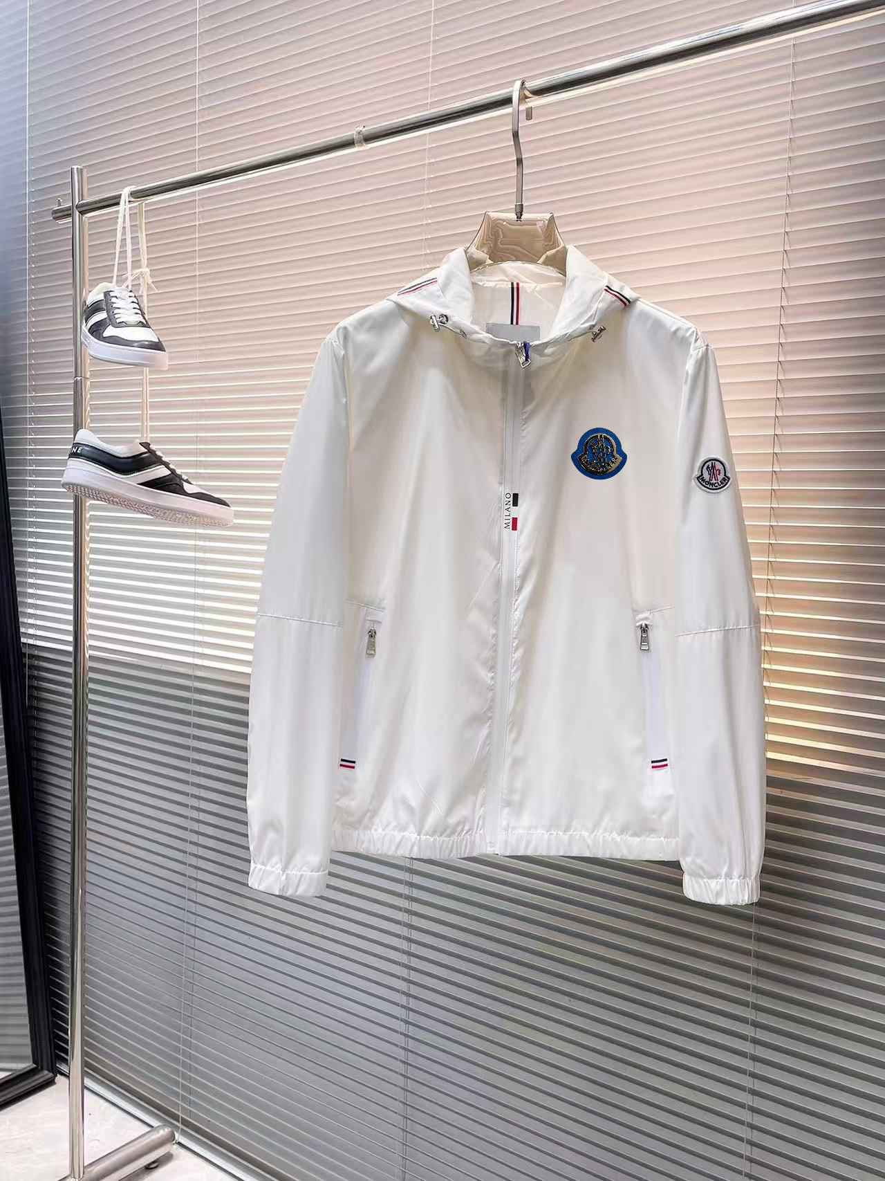 מעיל חוף Moncler לגברים לסיון 2025 – נוחות ונוכות