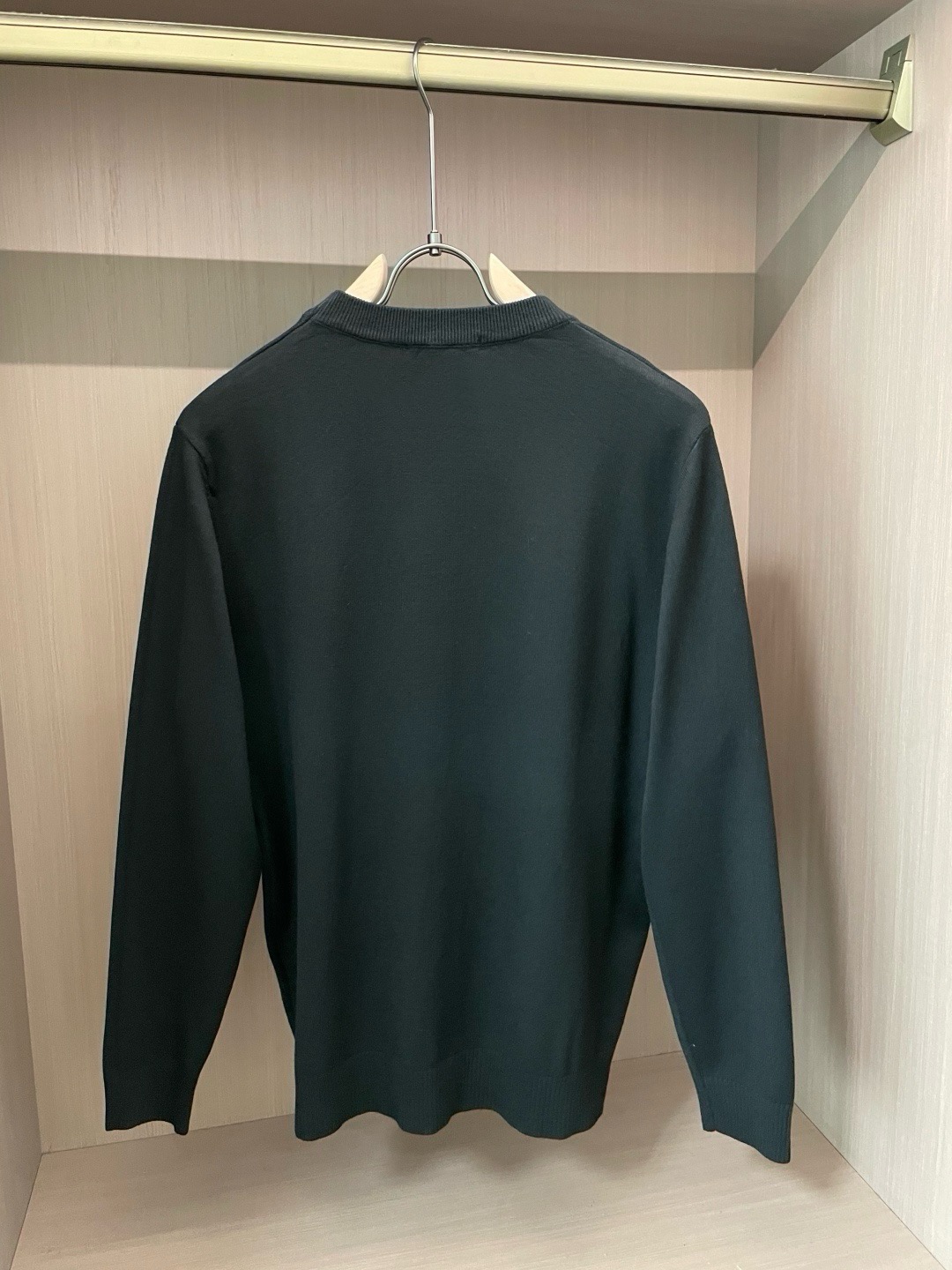 💰135， 💰rada 普拉达 精美徽标圆领毛衣

精品羊毛混纺毛衫 男女款高端定制臻品系列 隶属品牌高端主线 专利顶级纱线混纺 以创新来阐释常规款式 面料的配置更是颠覆常往 细节可圈可点

秋冬季最值得期待的一款毛衣 满满的高级感 品牌指定浙江加工厂流出 性价比超高 美利羊毛纱线品质优良 手感超级柔软、细腻、柔软和不起球且不变形 

各大柜台同步推出有售款 每年必出的的一款 商品看似简单 工艺极其复杂 而且上身不挑人 上身极致亲肤舒适 可贴身单穿外搭外套 也可单外穿（三标齐全）

颜色： 黑色 白色 

码数：M L XL 2XL 3XL