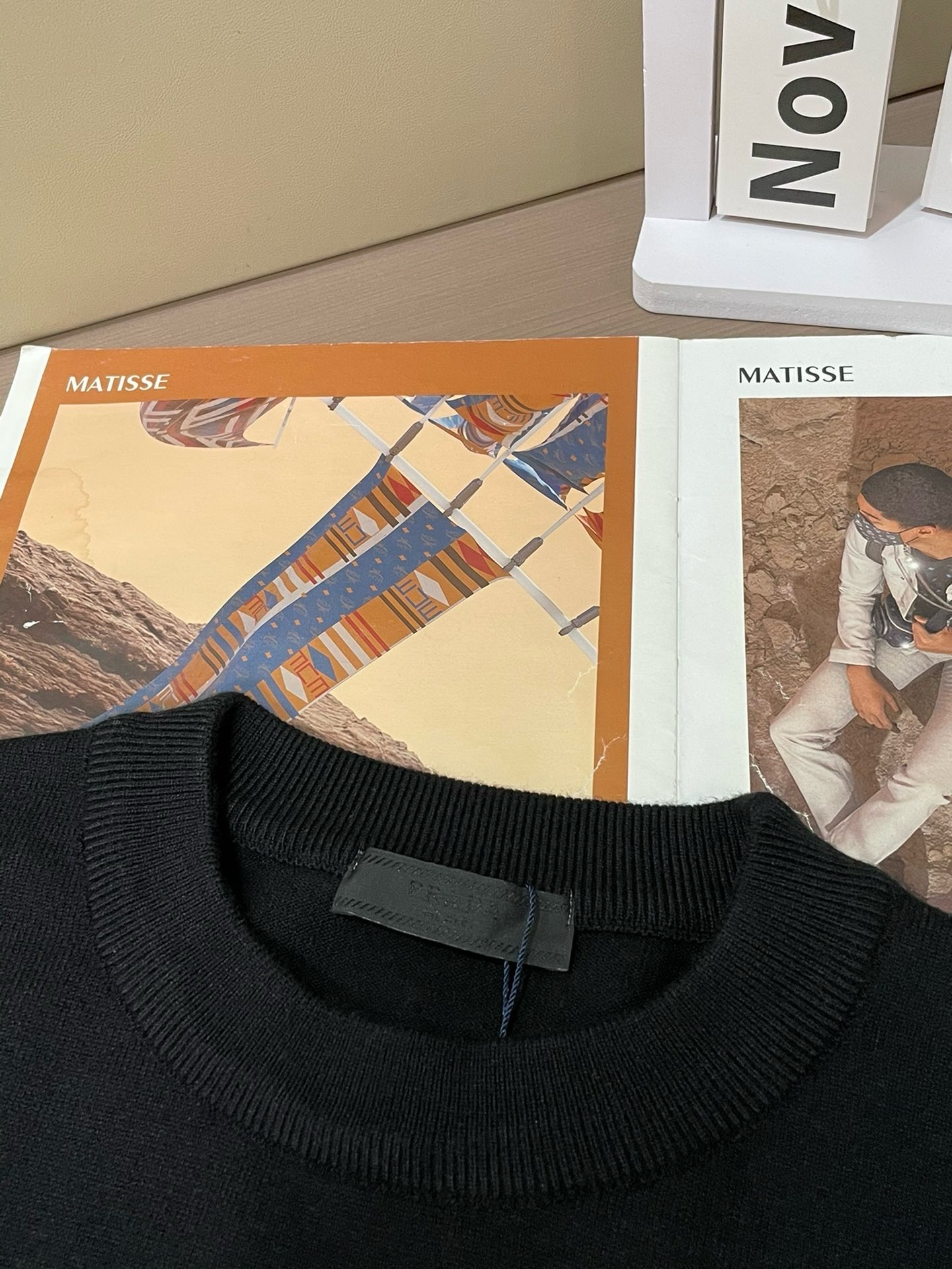 💰135， 💰rada 普拉达 精美徽标圆领毛衣

精品羊毛混纺毛衫 男女款高端定制臻品系列 隶属品牌高端主线 专利顶级纱线混纺 以创新来阐释常规款式 面料的配置更是颠覆常往 细节可圈可点

秋冬季最值得期待的一款毛衣 满满的高级感 品牌指定浙江加工厂流出 性价比超高 美利羊毛纱线品质优良 手感超级柔软、细腻、柔软和不起球且不变形 

各大柜台同步推出有售款 每年必出的的一款 商品看似简单 工艺极其复杂 而且上身不挑人 上身极致亲肤舒适 可贴身单穿外搭外套 也可单外穿（三标齐全）

颜色： 黑色 白色 

码数：M L XL 2XL 3XL