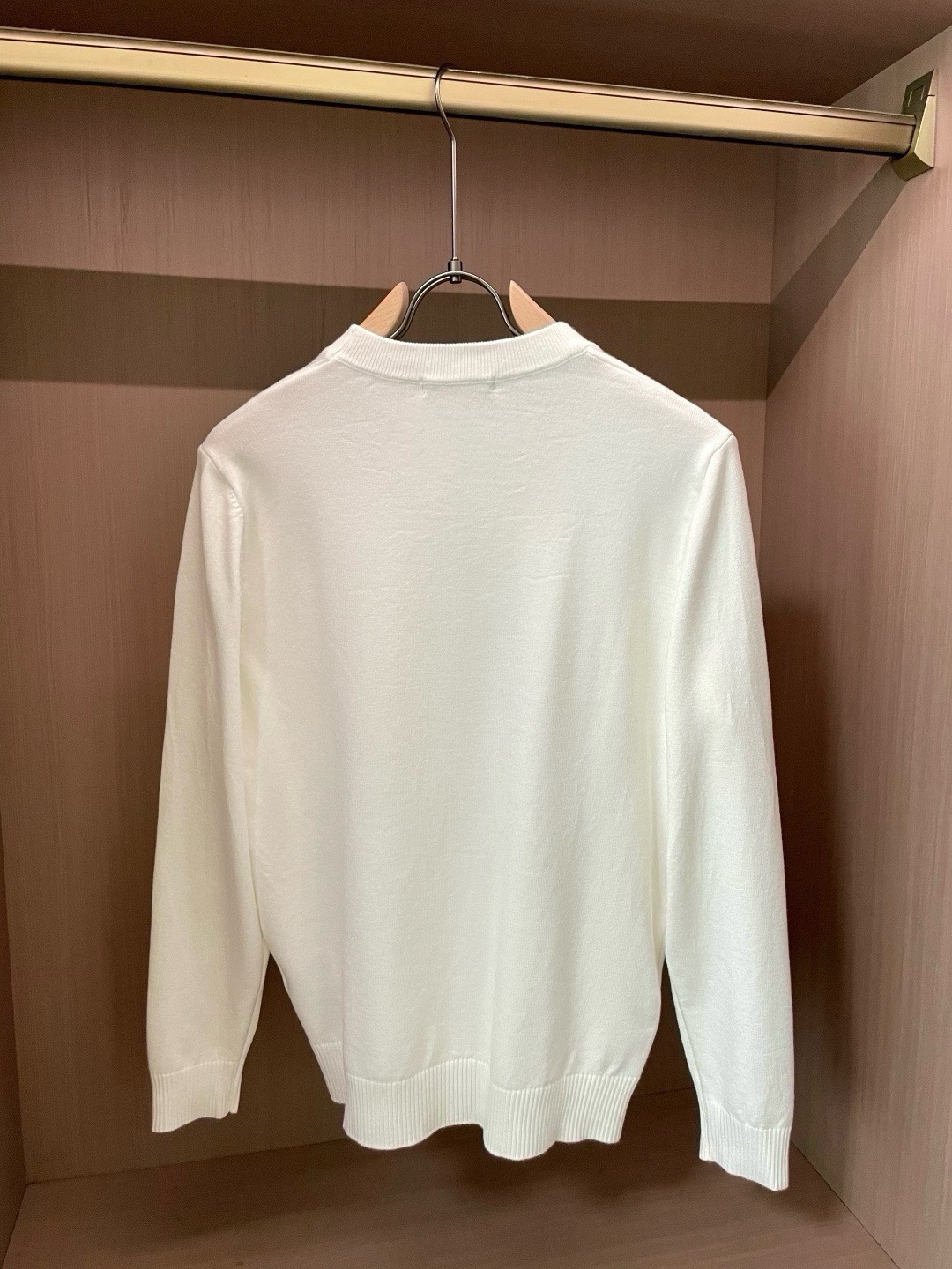 💰135， 💰rada 普拉达 精美徽标圆领毛衣

精品羊毛混纺毛衫 男女款高端定制臻品系列 隶属品牌高端主线 专利顶级纱线混纺 以创新来阐释常规款式 面料的配置更是颠覆常往 细节可圈可点

秋冬季最值得期待的一款毛衣 满满的高级感 品牌指定浙江加工厂流出 性价比超高 美利羊毛纱线品质优良 手感超级柔软、细腻、柔软和不起球且不变形 

各大柜台同步推出有售款 每年必出的的一款 商品看似简单 工艺极其复杂 而且上身不挑人 上身极致亲肤舒适 可贴身单穿外搭外套 也可单外穿（三标齐全）

颜色： 黑色 白色 

码数：M L XL 2XL 3XL