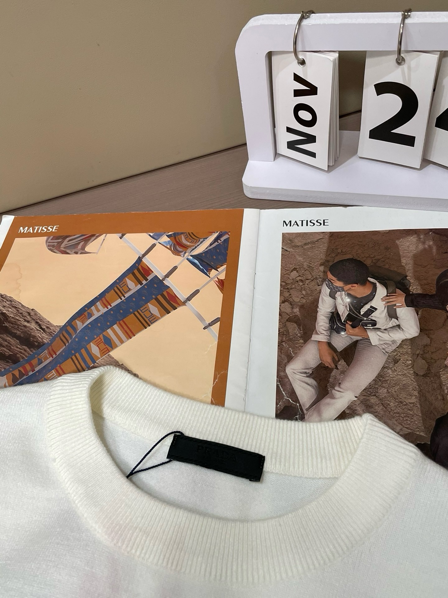 💰135， 💰rada 普拉达 精美徽标圆领毛衣

精品羊毛混纺毛衫 男女款高端定制臻品系列 隶属品牌高端主线 专利顶级纱线混纺 以创新来阐释常规款式 面料的配置更是颠覆常往 细节可圈可点

秋冬季最值得期待的一款毛衣 满满的高级感 品牌指定浙江加工厂流出 性价比超高 美利羊毛纱线品质优良 手感超级柔软、细腻、柔软和不起球且不变形 

各大柜台同步推出有售款 每年必出的的一款 商品看似简单 工艺极其复杂 而且上身不挑人 上身极致亲肤舒适 可贴身单穿外搭外套 也可单外穿（三标齐全）

颜色： 黑色 白色 

码数：M L XL 2XL 3XL