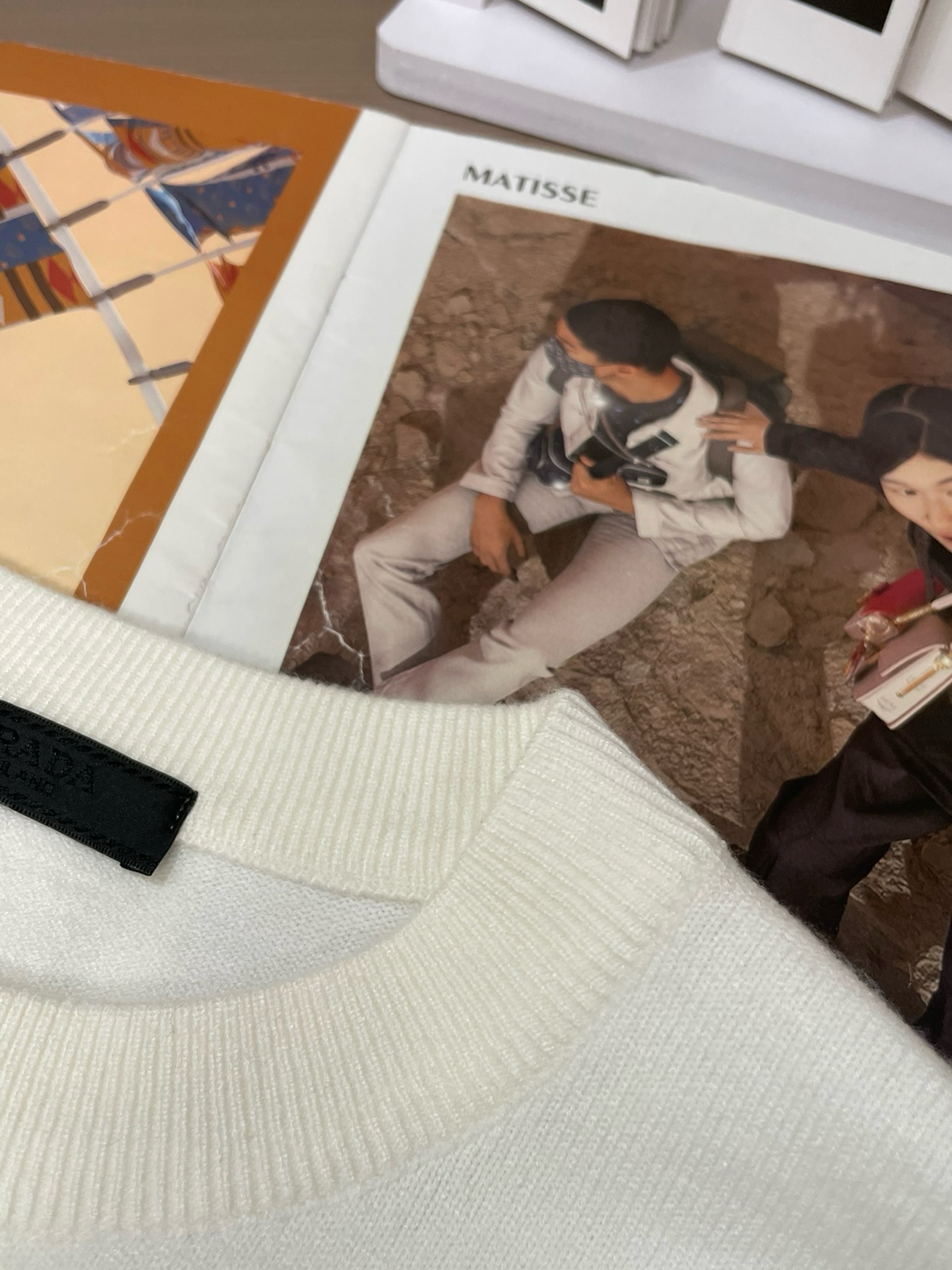 💰135， 💰rada 普拉达 精美徽标圆领毛衣

精品羊毛混纺毛衫 男女款高端定制臻品系列 隶属品牌高端主线 专利顶级纱线混纺 以创新来阐释常规款式 面料的配置更是颠覆常往 细节可圈可点

秋冬季最值得期待的一款毛衣 满满的高级感 品牌指定浙江加工厂流出 性价比超高 美利羊毛纱线品质优良 手感超级柔软、细腻、柔软和不起球且不变形 

各大柜台同步推出有售款 每年必出的的一款 商品看似简单 工艺极其复杂 而且上身不挑人 上身极致亲肤舒适 可贴身单穿外搭外套 也可单外穿（三标齐全）

颜色： 黑色 白色 

码数：M L XL 2XL 3XL