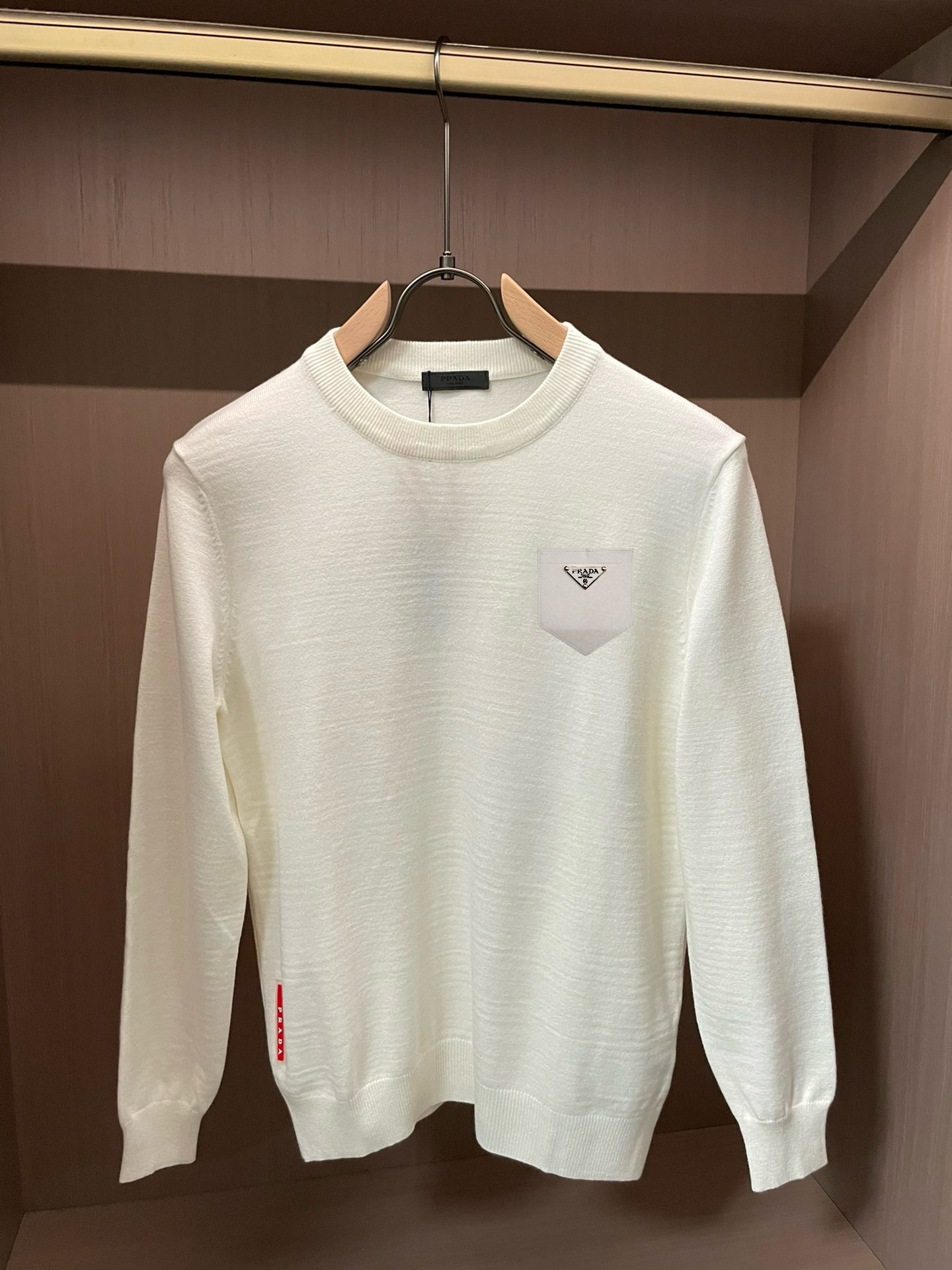 💰135, 💰rada 普拉达 精美徽标圆领毛衣
精品羊毛混纺毛衫 男女款高端定制臻品系列 隶属品牌高端主线 专利顶级纱线混纺 以创新来阐释常规款式 面料的配置更是颠覆常往 细节可圈可点
秋冬季最值得期待的一款毛衣 满满的高级感 品牌指定浙江加工厂流出 性价比超高 美利羊毛纱线品质优良 手感超级柔软、细腻、柔软和不起球且不变形
各大柜台同步推出有售款 每年必出的的一款 商品看似简单 工艺极其复杂 而且上身不挑人 上身极致亲肤舒适 可贴身单穿外搭外套 也可单外穿(三标齐全)
颜色: 黑色 白色
码数:M L XL 2XL 3XL